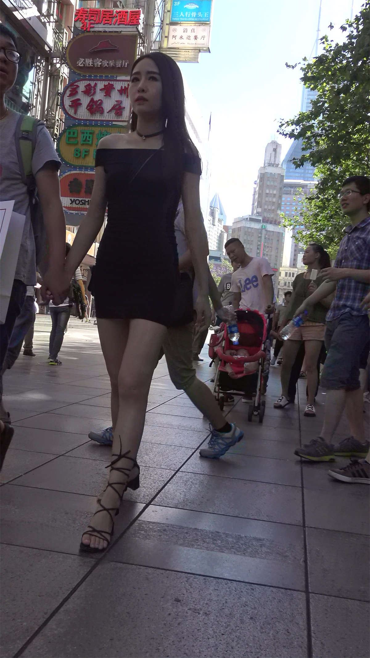 街拍黑色紧身短裙美图高贵气质美女