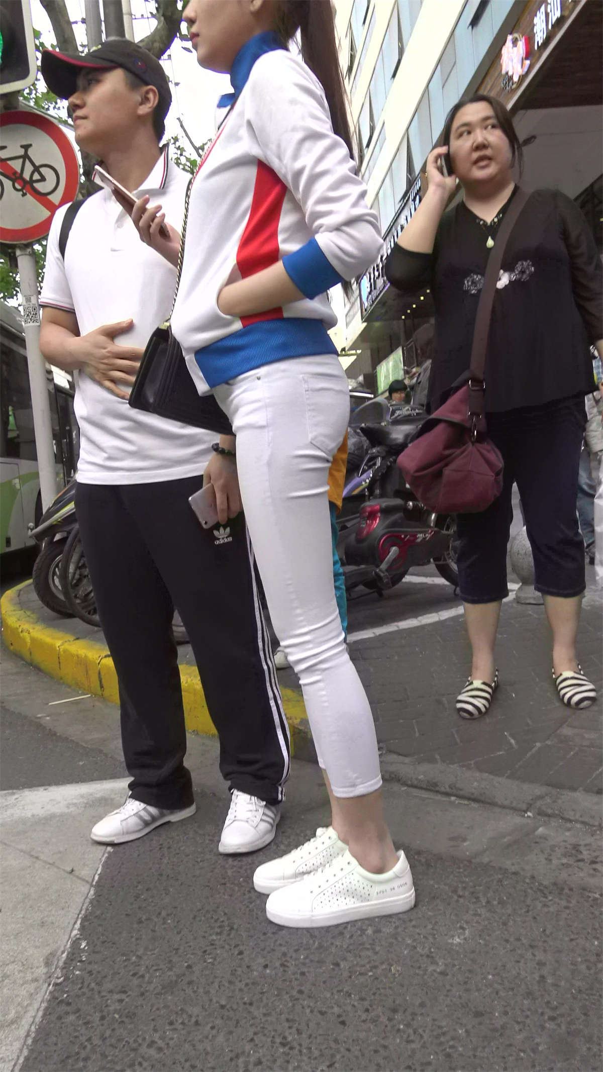 街拍紧身白裤马尾辫苗条小姐姐