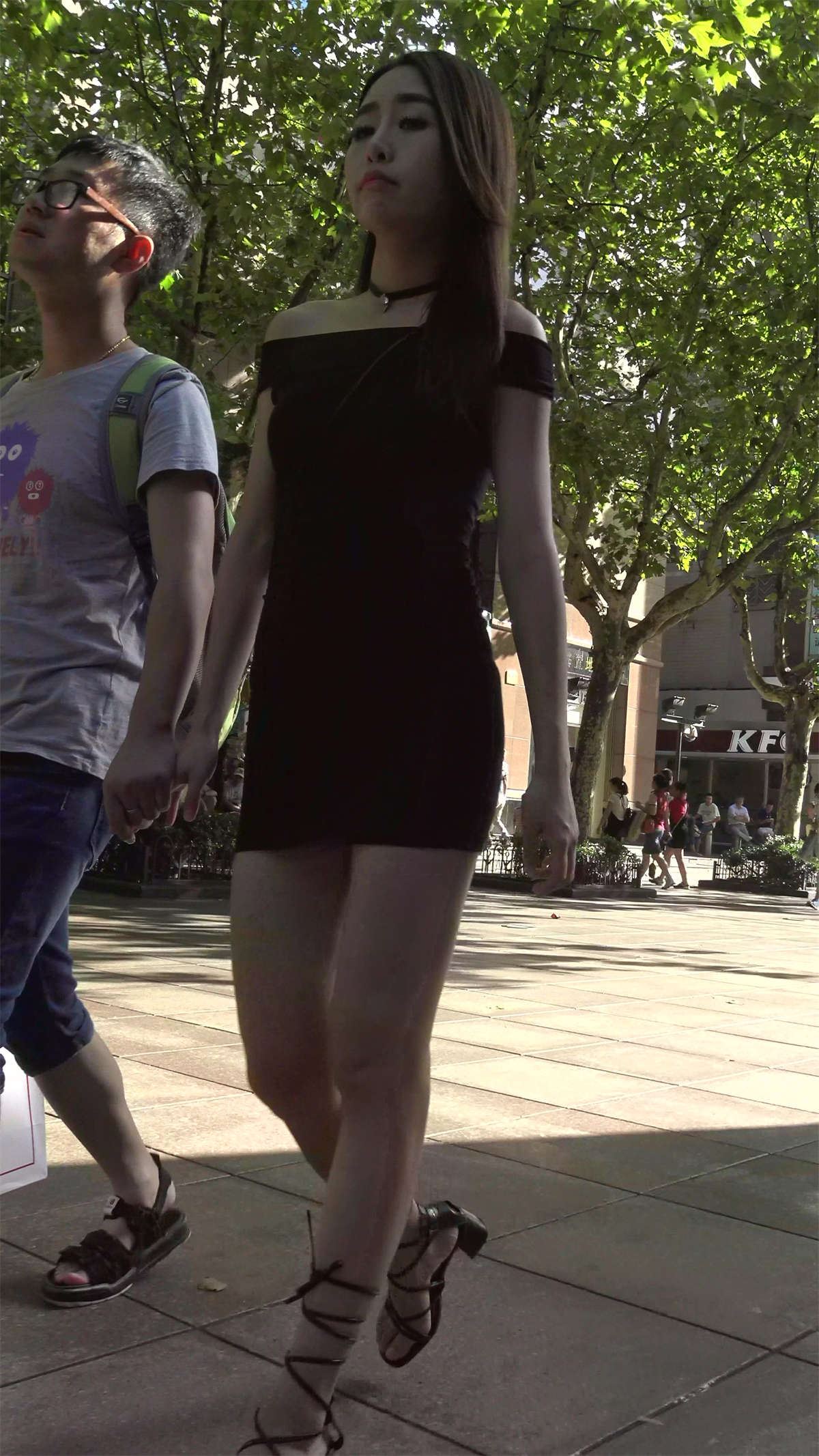 街拍黑色紧身短裙美图高贵气质美女