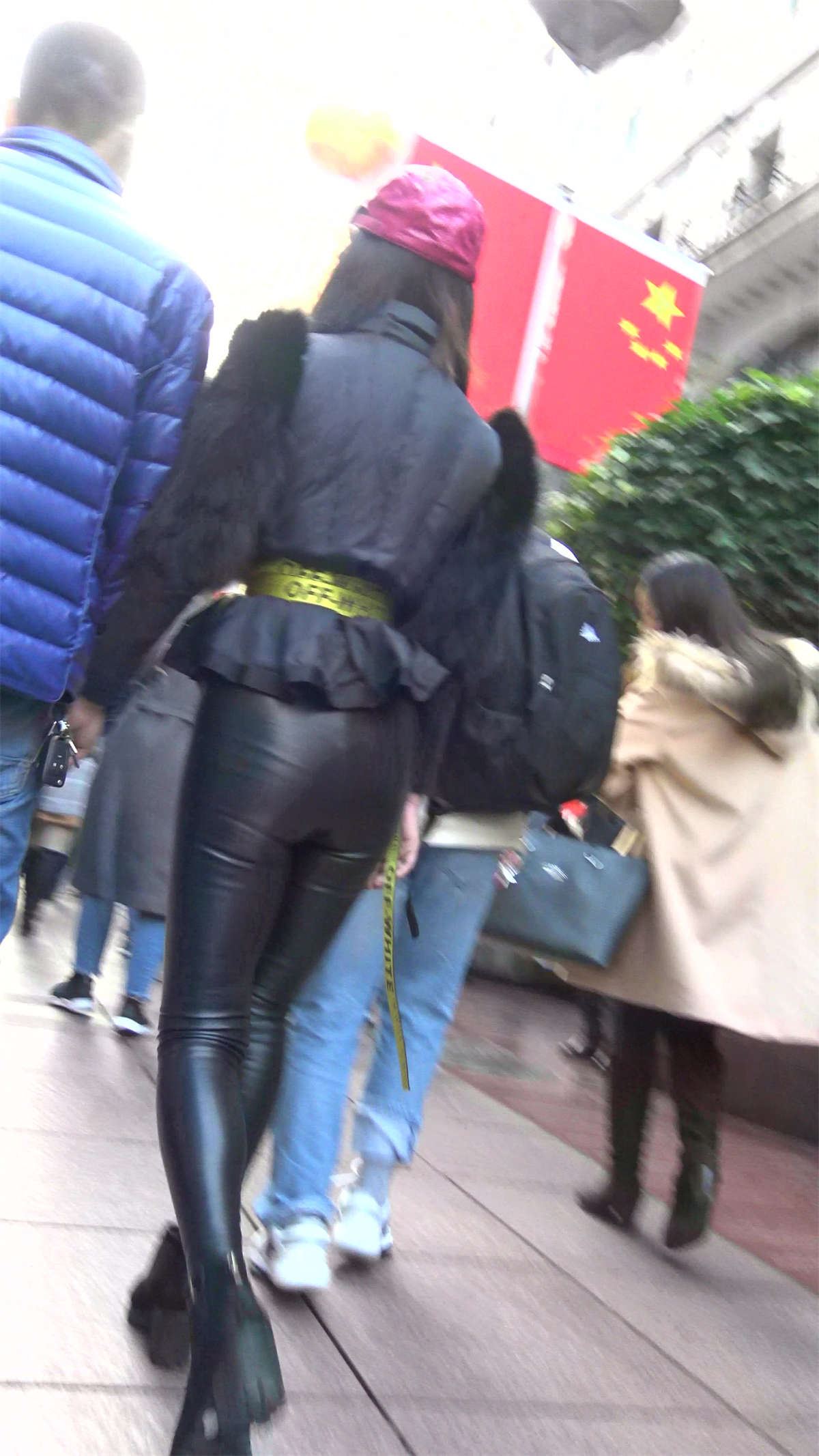 皮裤美臀性感街拍美女