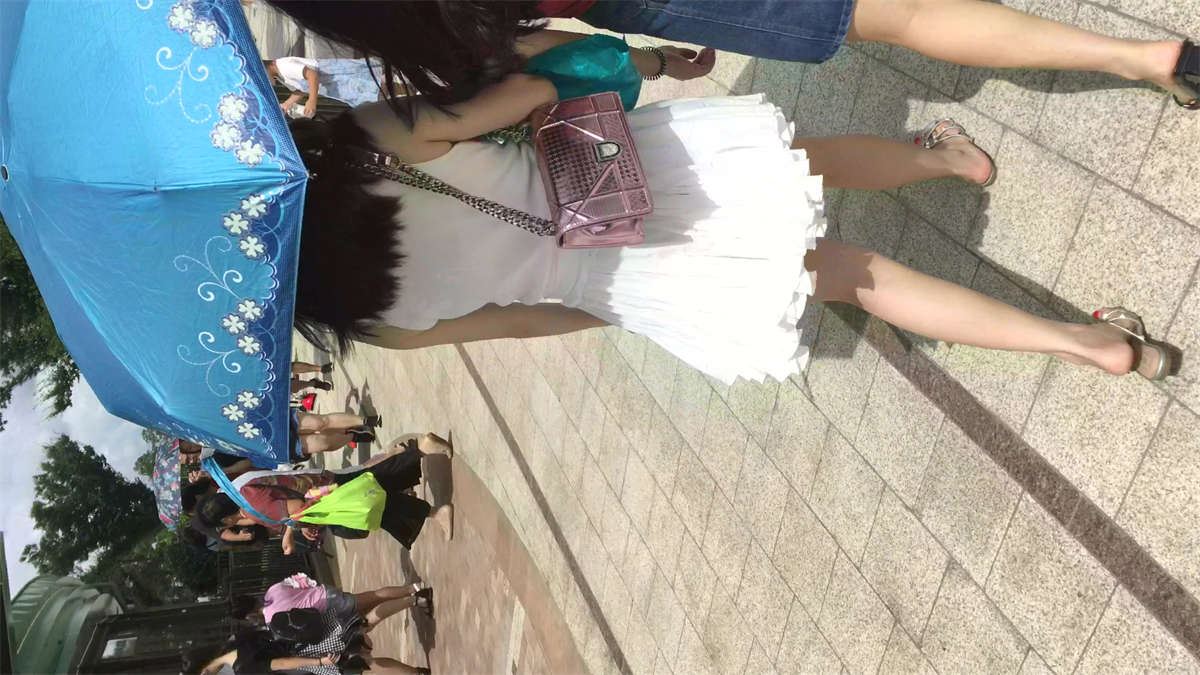 白色连衣裙气质美女