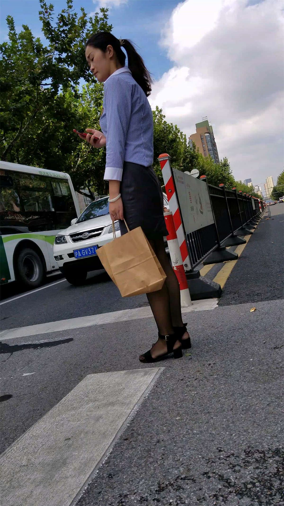 黑丝黑腿配凉鞋