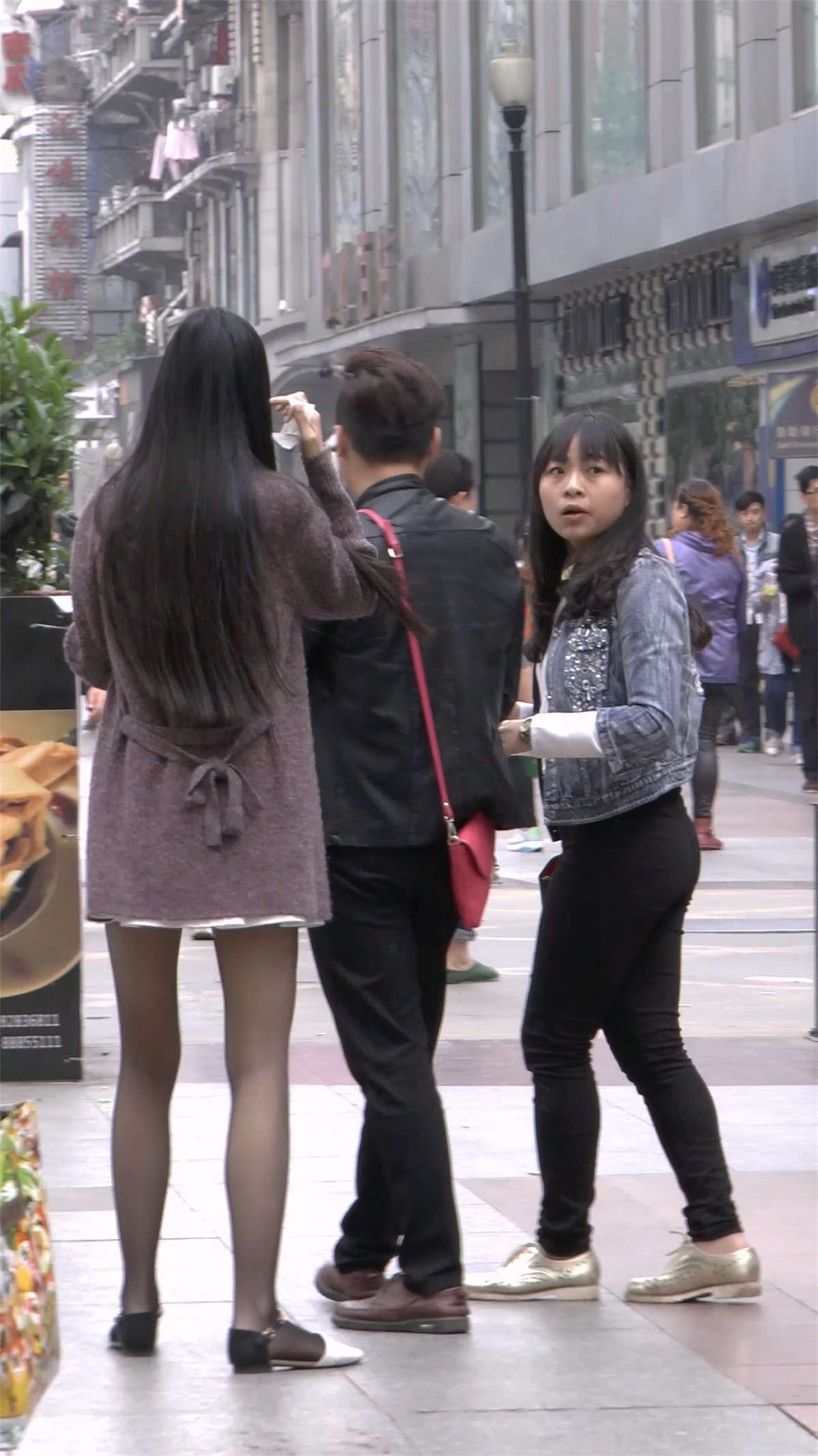 平底鞋配黑丝袜只有腿长的美女才能穿