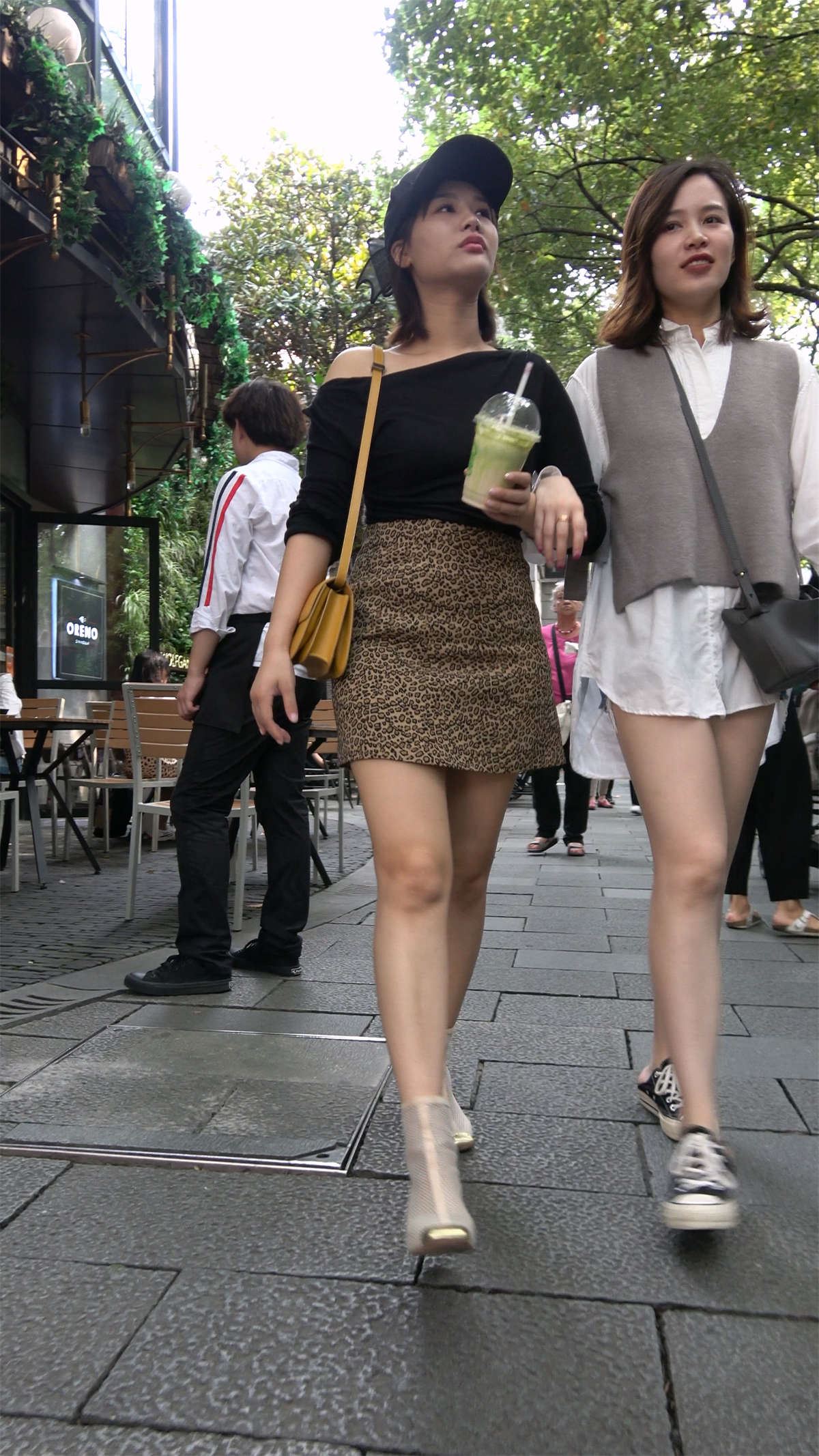 豹纹裙美女