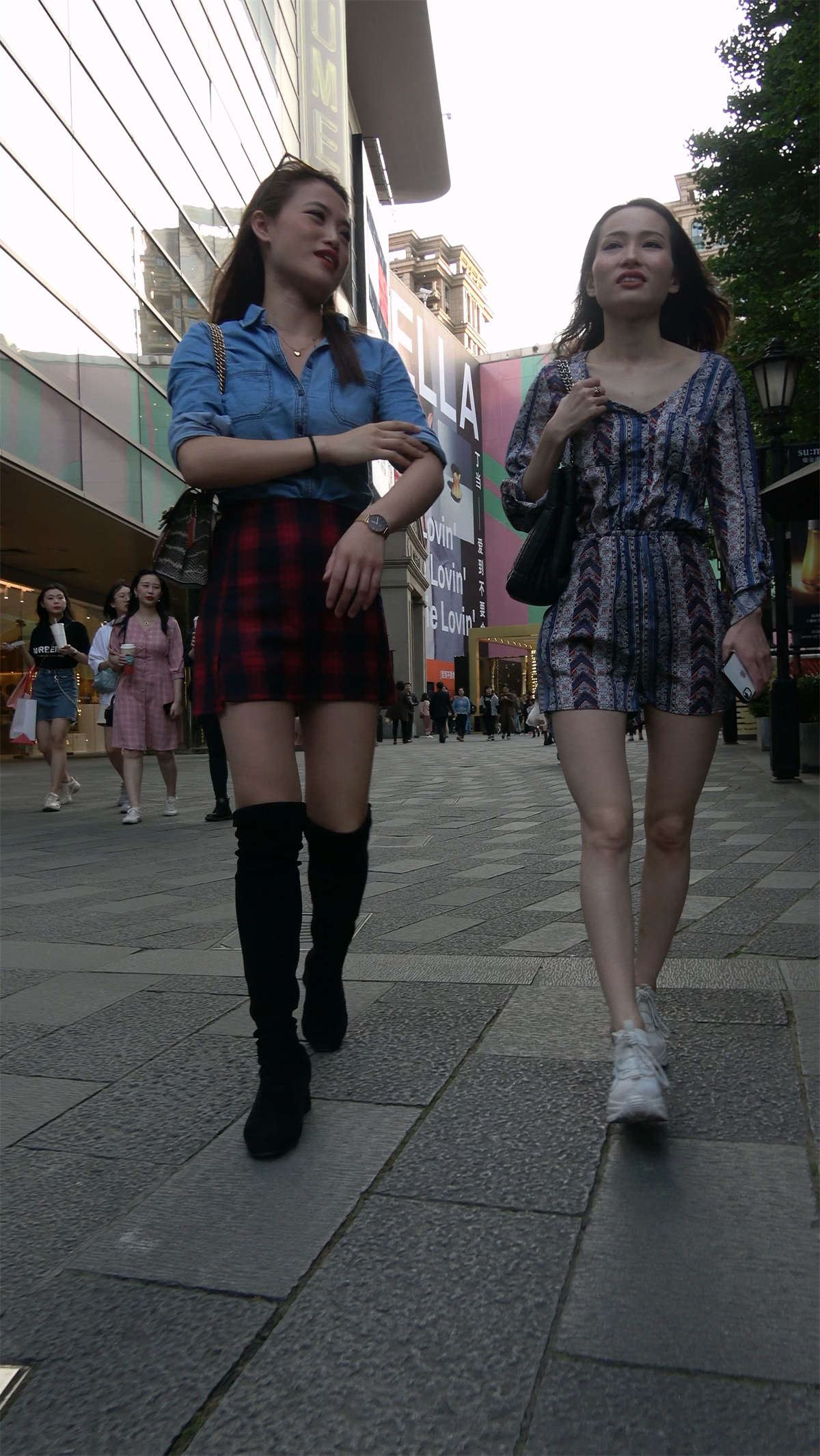 一对美腿时尚姐妹花