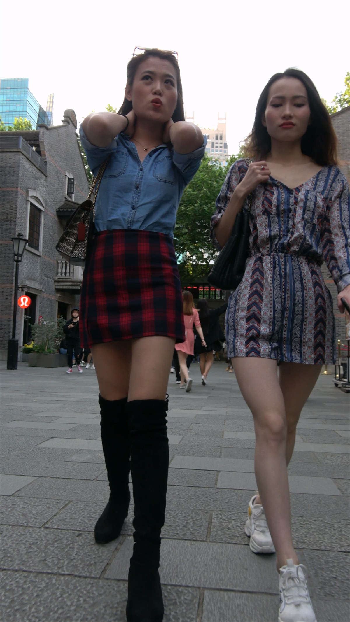 一对美腿时尚姐妹花