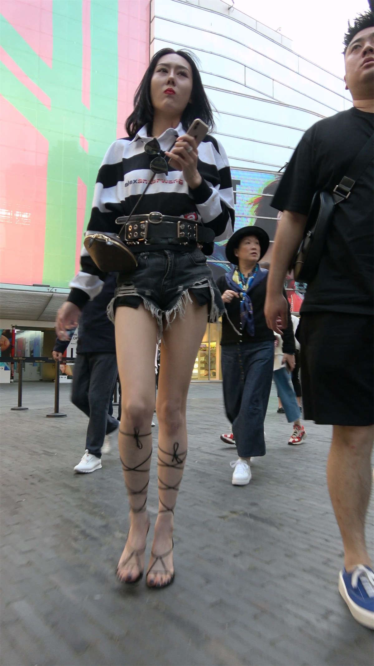 抽烟的女子