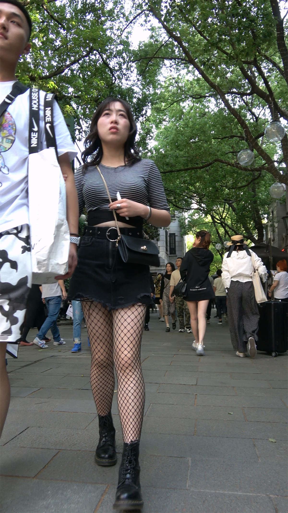 网袜短裤妹子