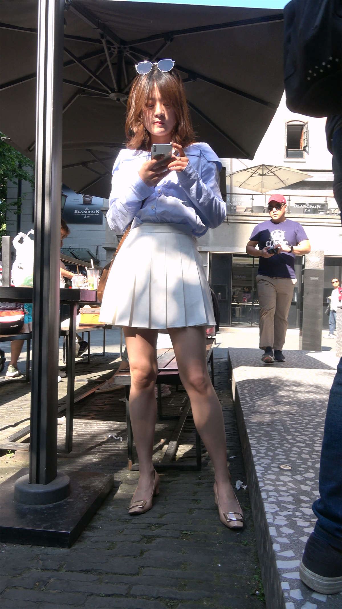 白色短裙美眉