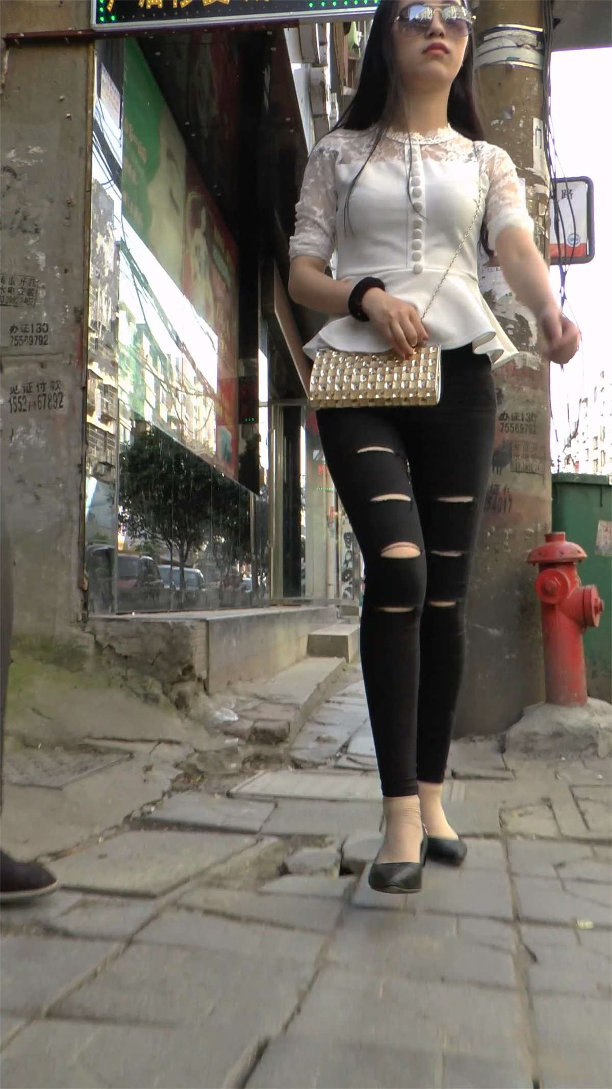 黑色紧身裤妹子