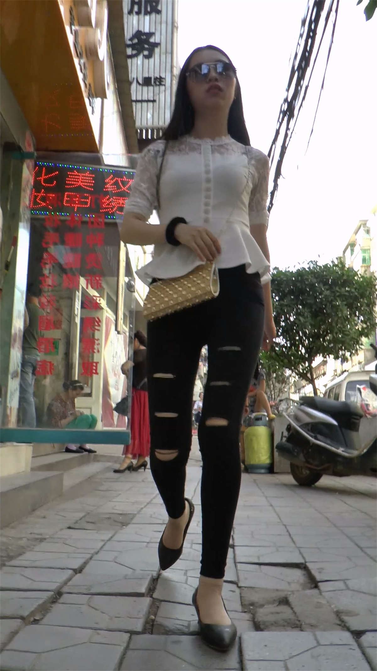 黑色紧身裤妹子