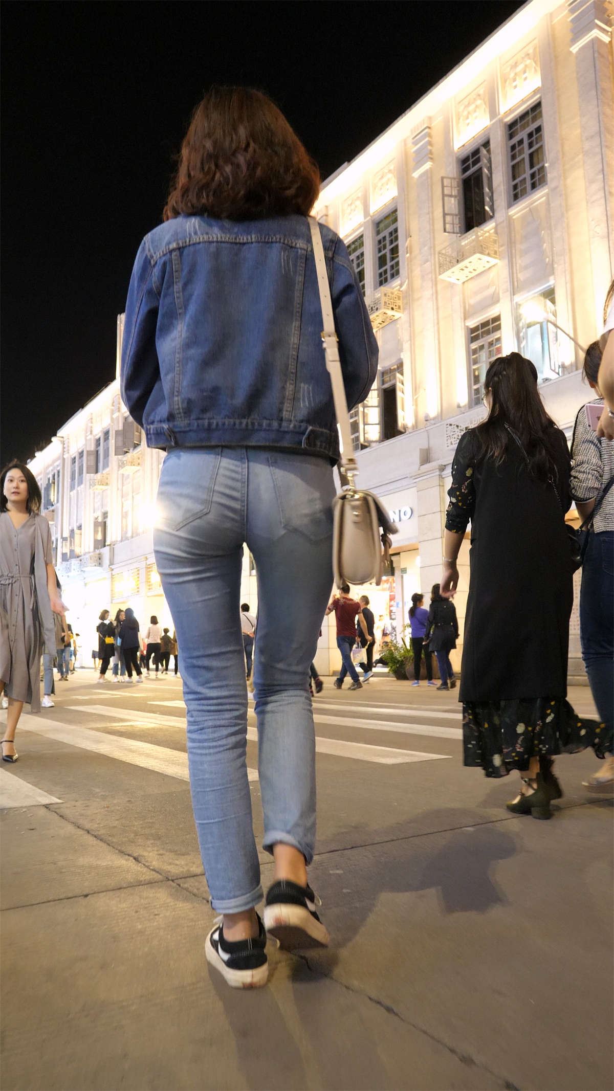 牛仔装卷发美女