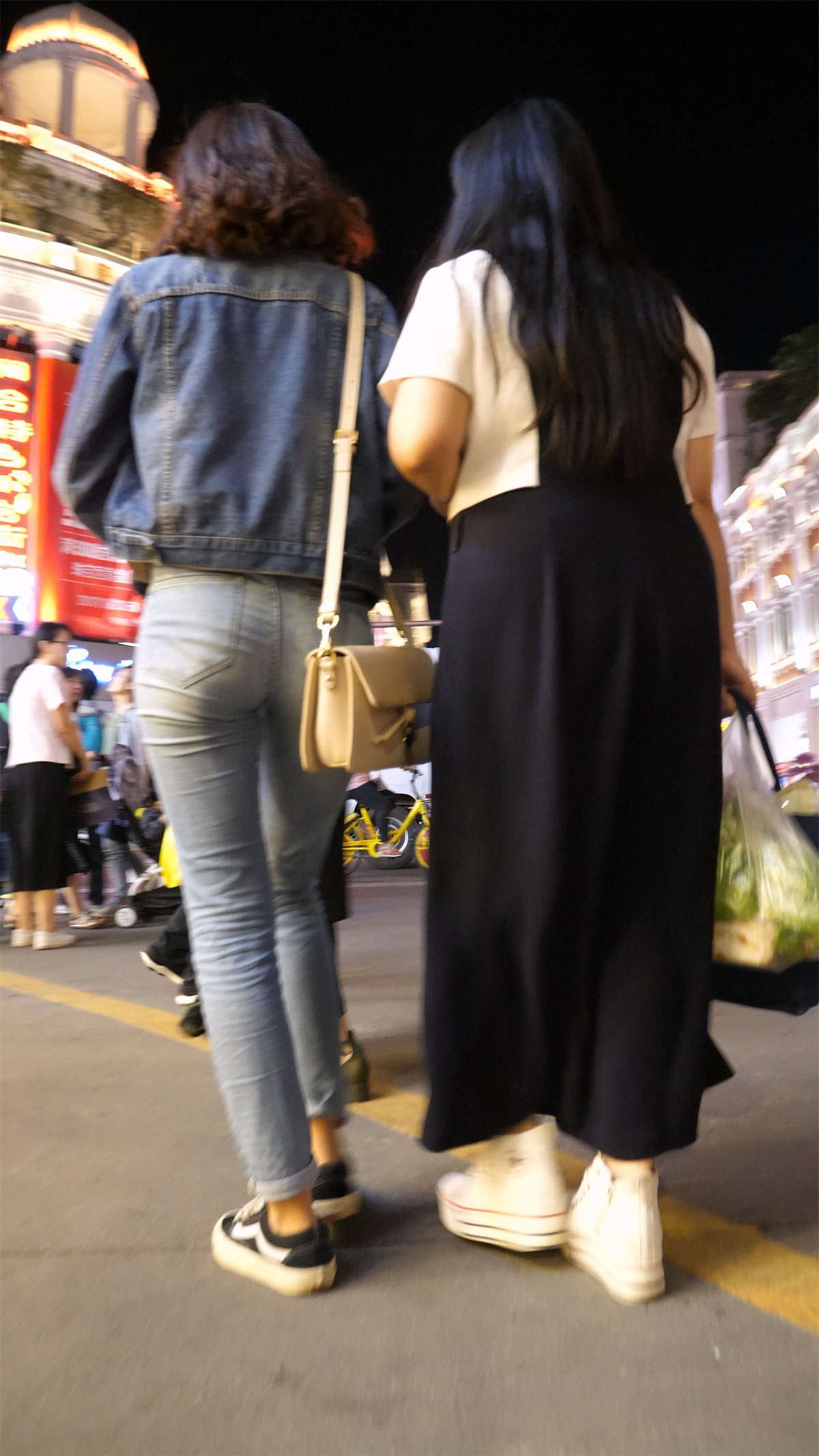 牛仔装卷发美女