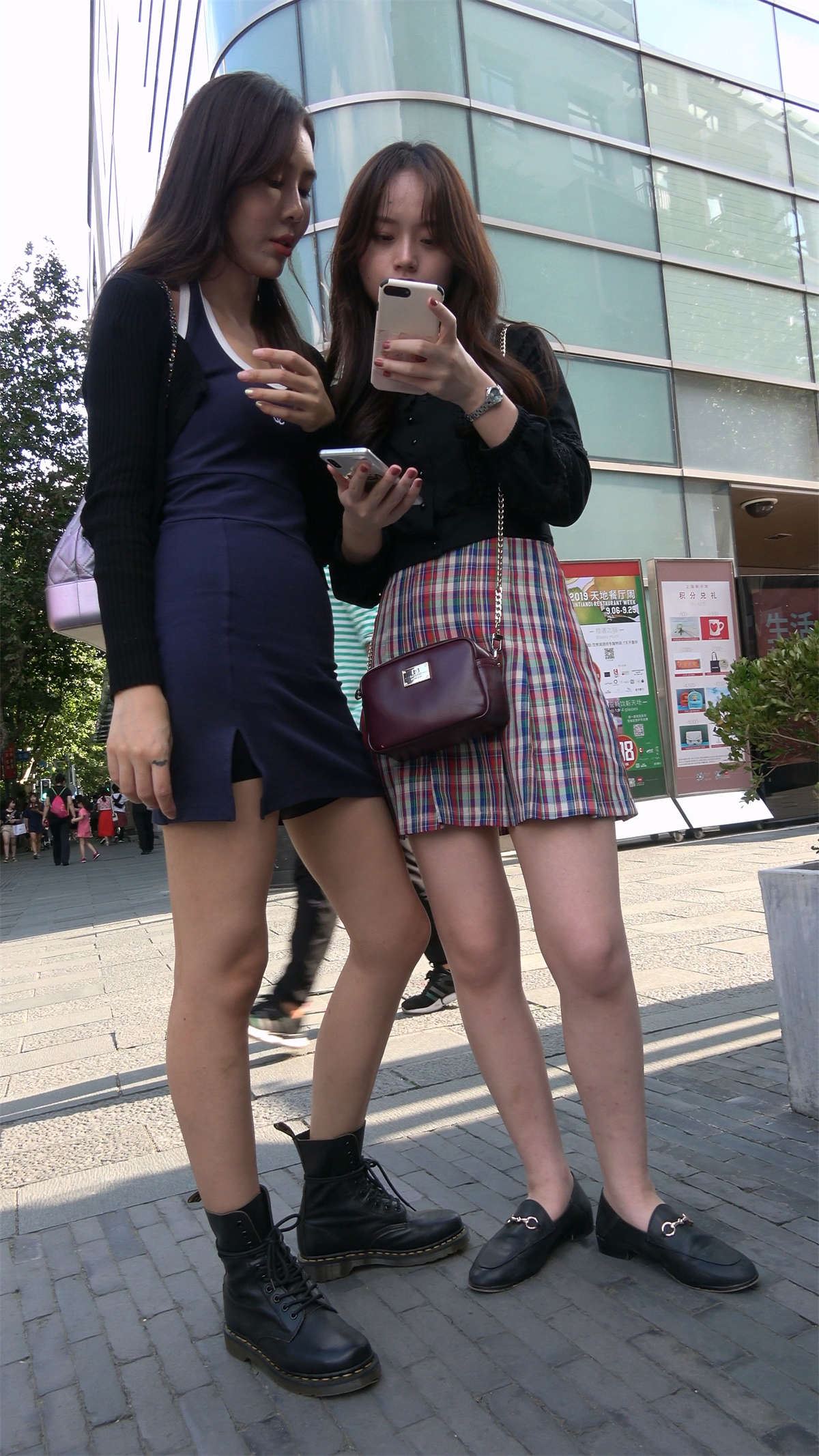 顶级身材深蓝色包臀裙小姐姐