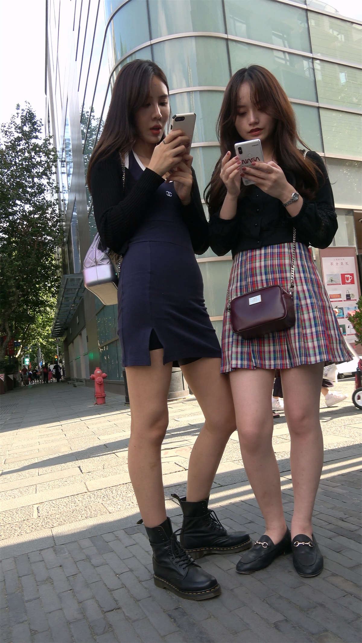 顶级身材深蓝色包臀裙小姐姐