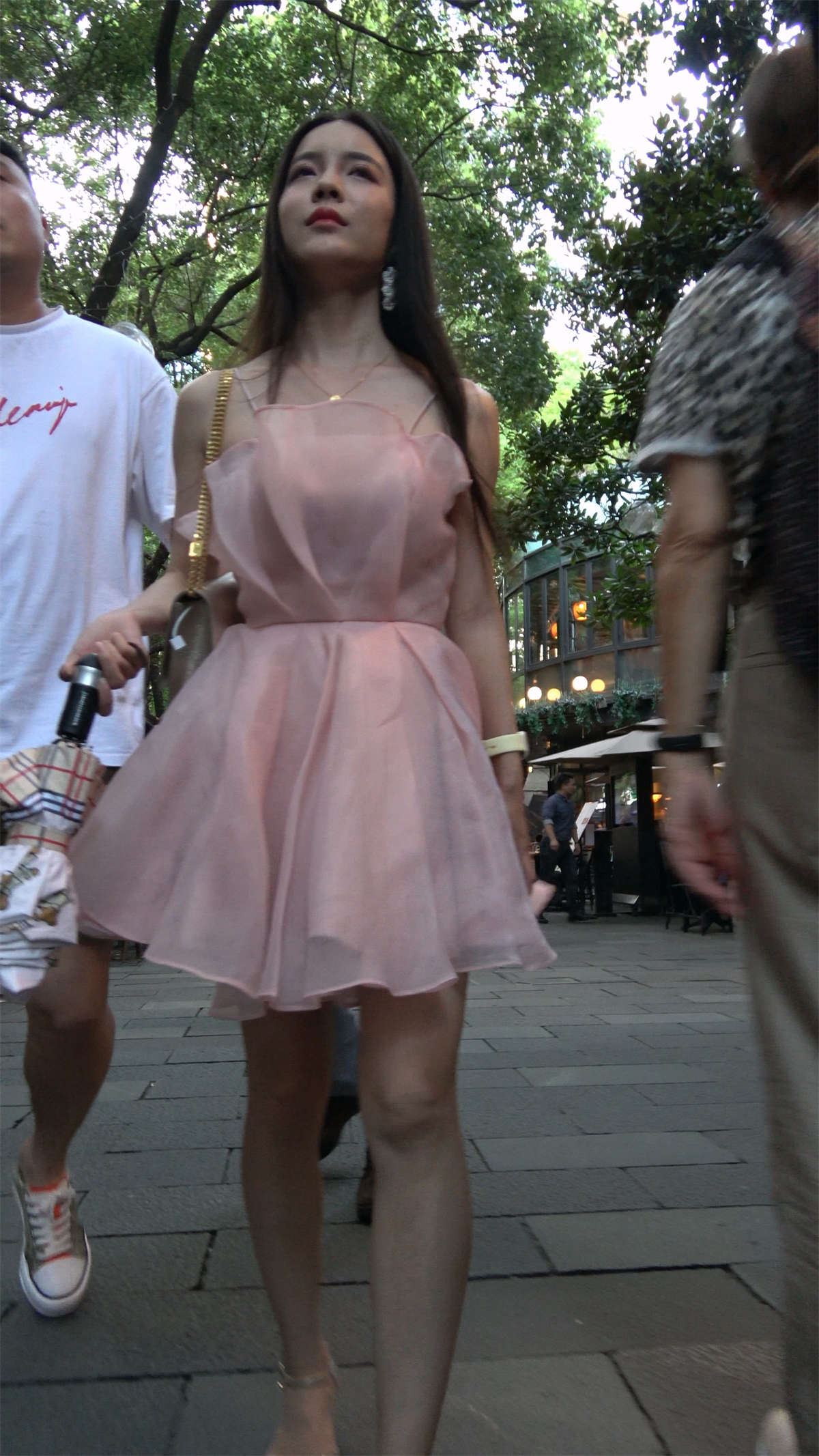 粉色裙美腿女友