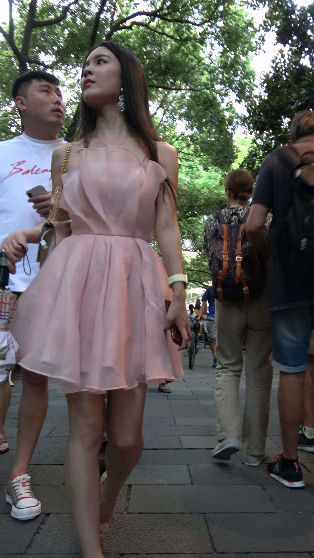 粉色裙美腿女友