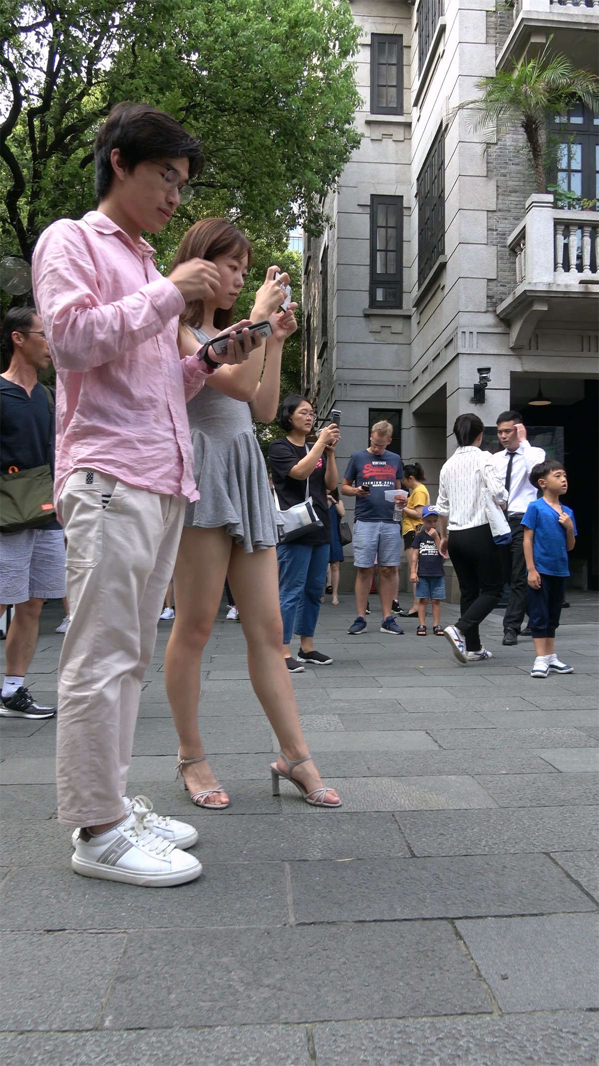 灰色裙美腿美眉
