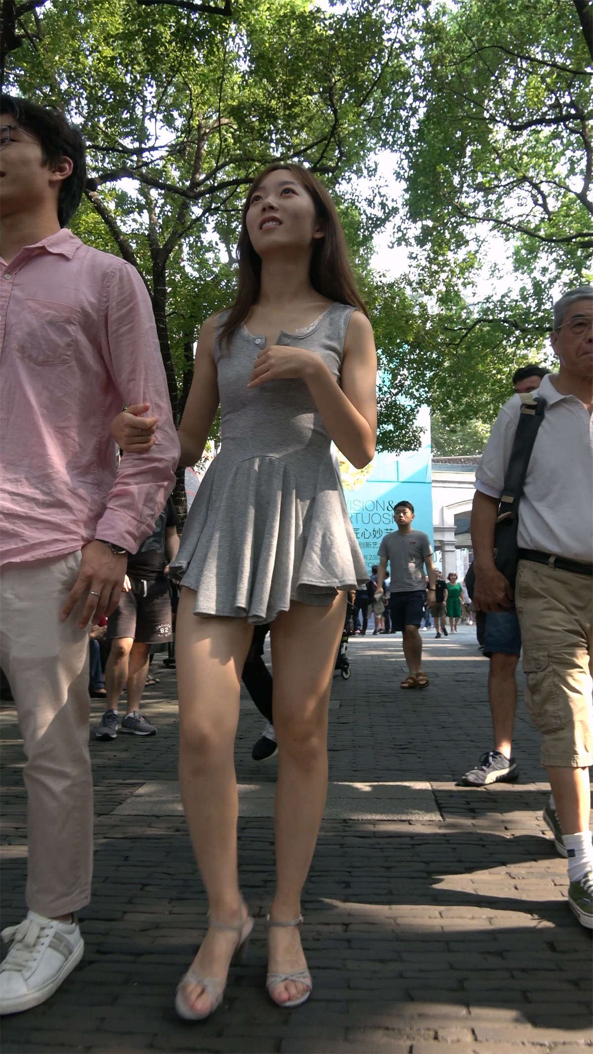 灰色裙美腿美眉