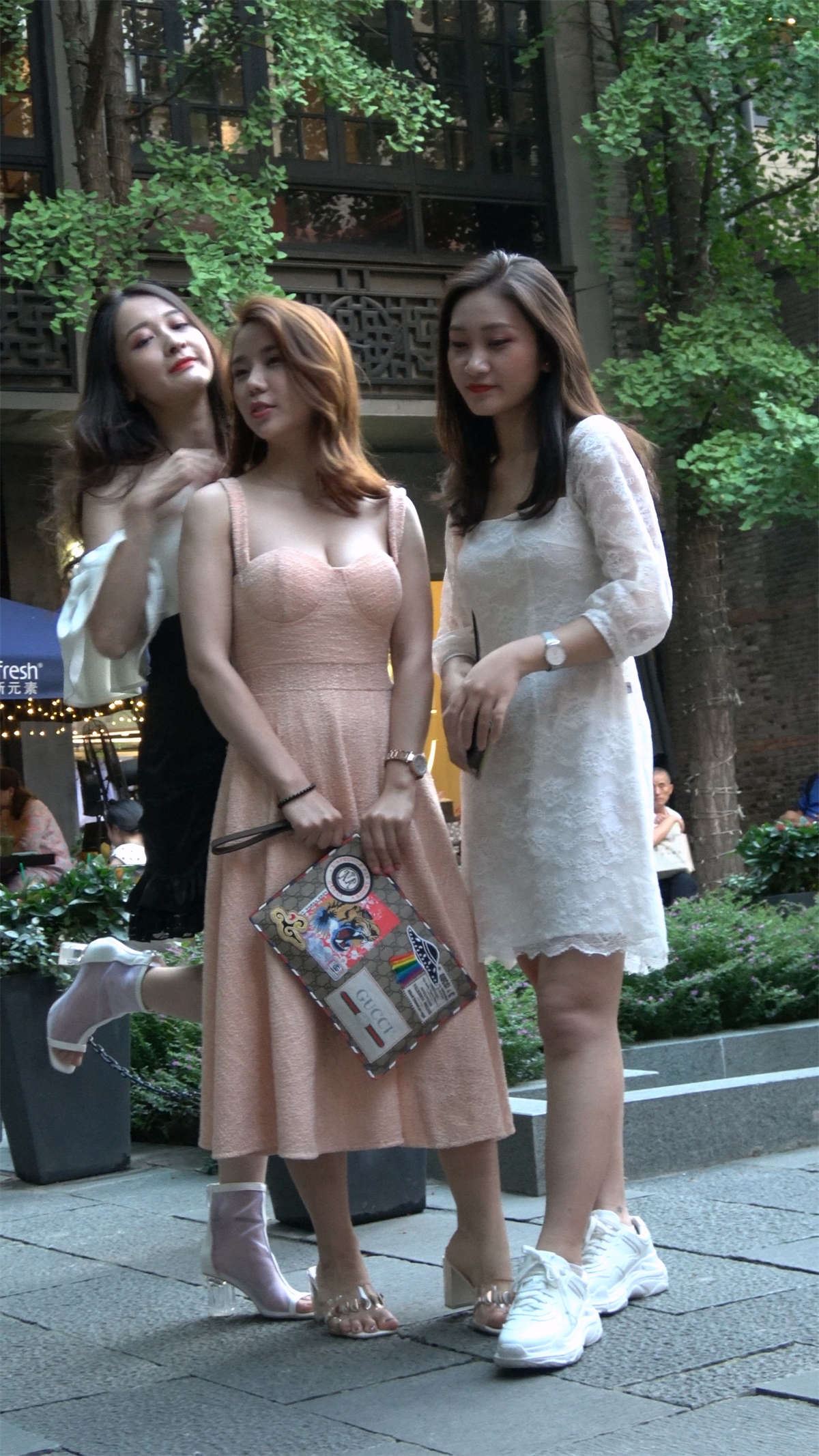 喜欢拍照的三美女