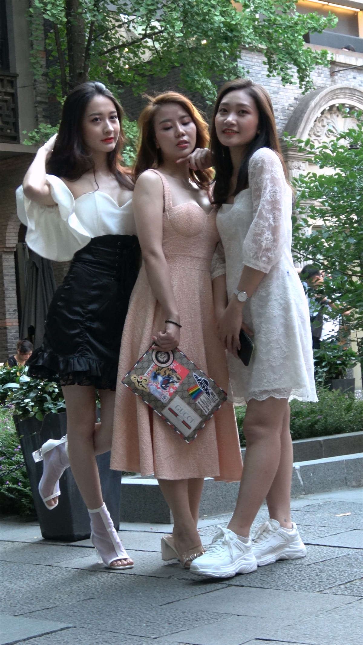 喜欢拍照的三美女
