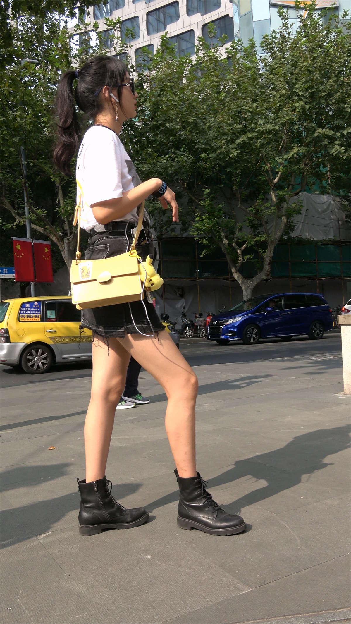短裙短靴马尾辫小姐姐