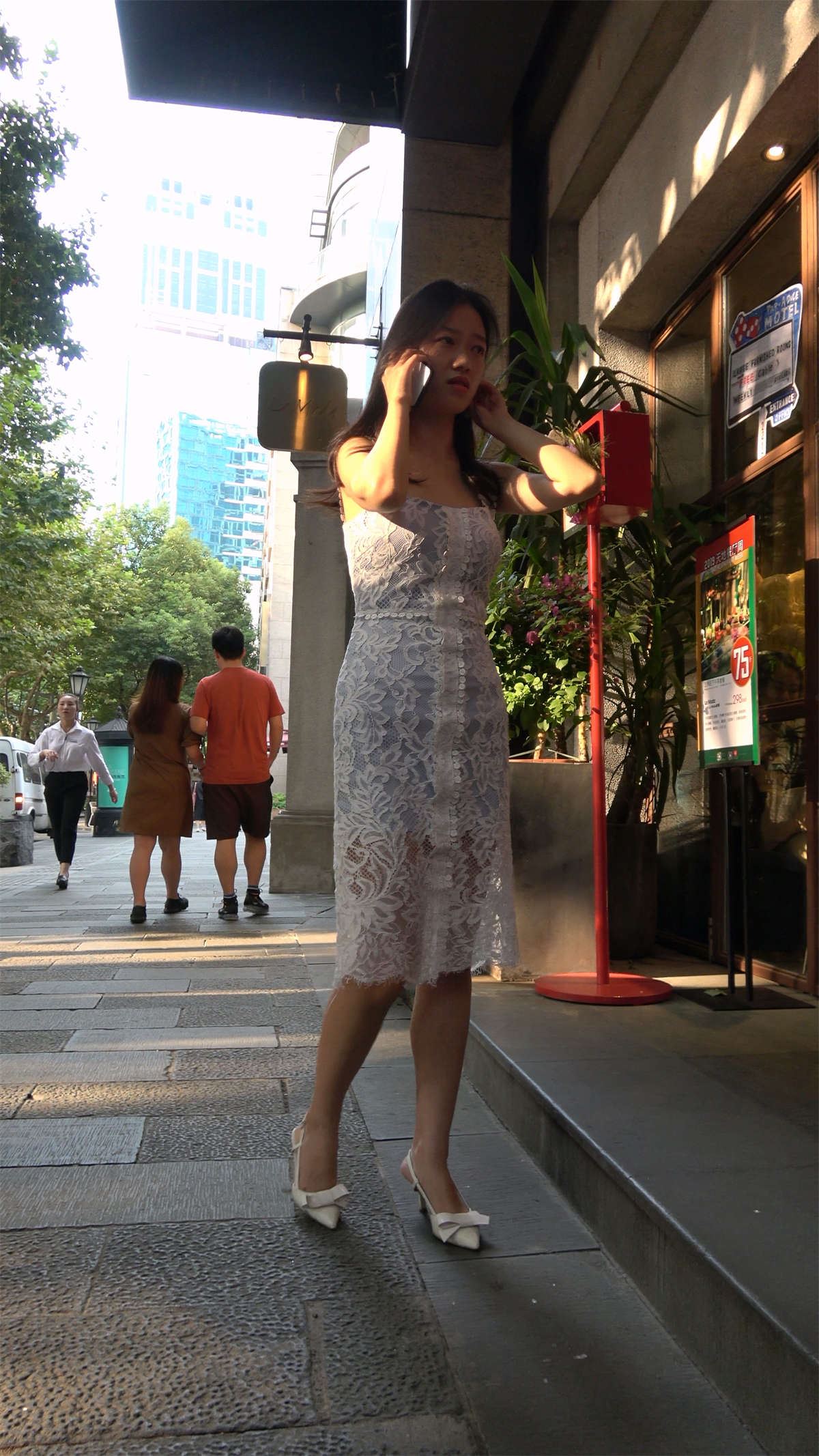 接电话的燕尾裙高跟美女