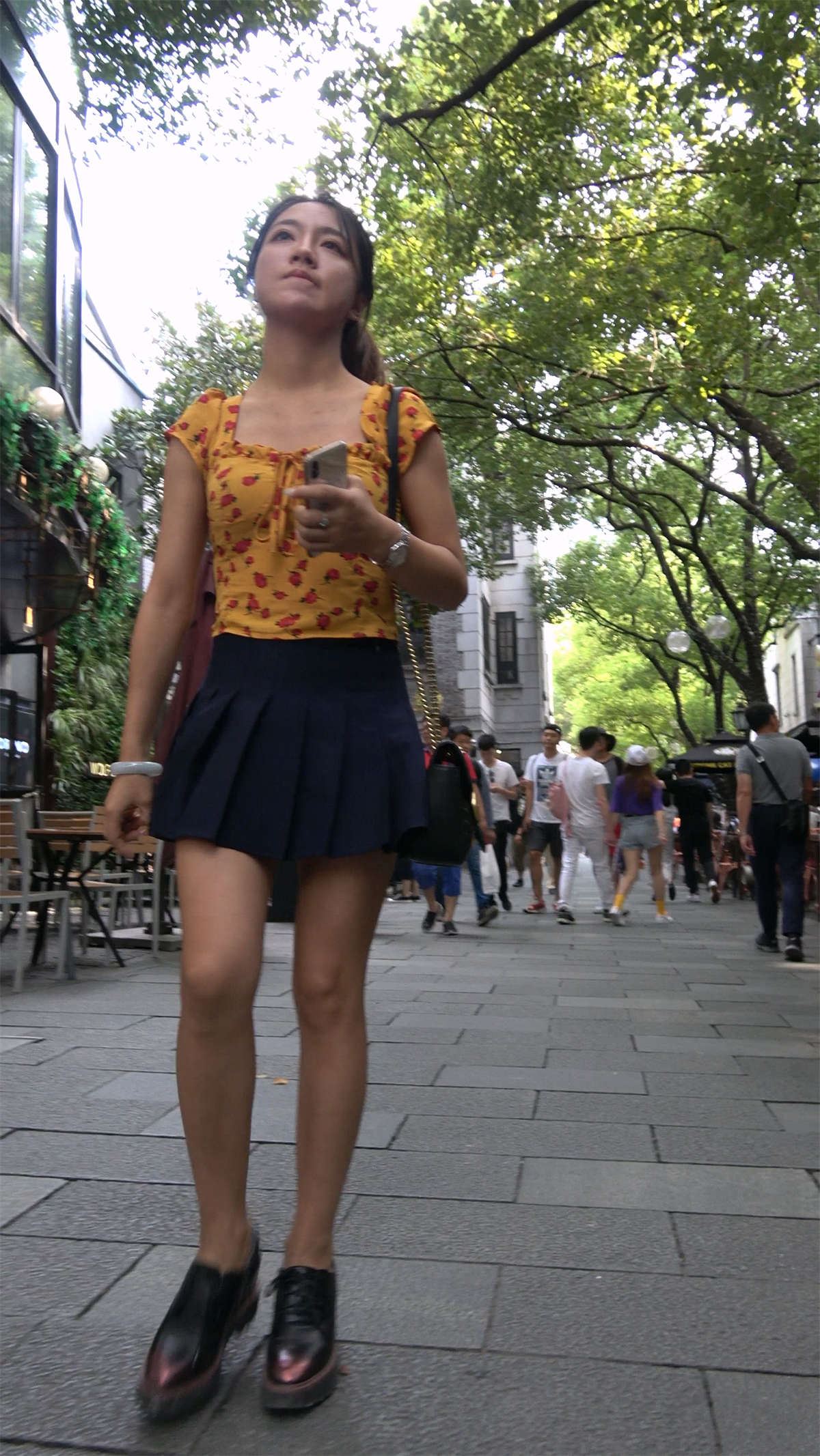 两位短裙姐妹的下午茶时间