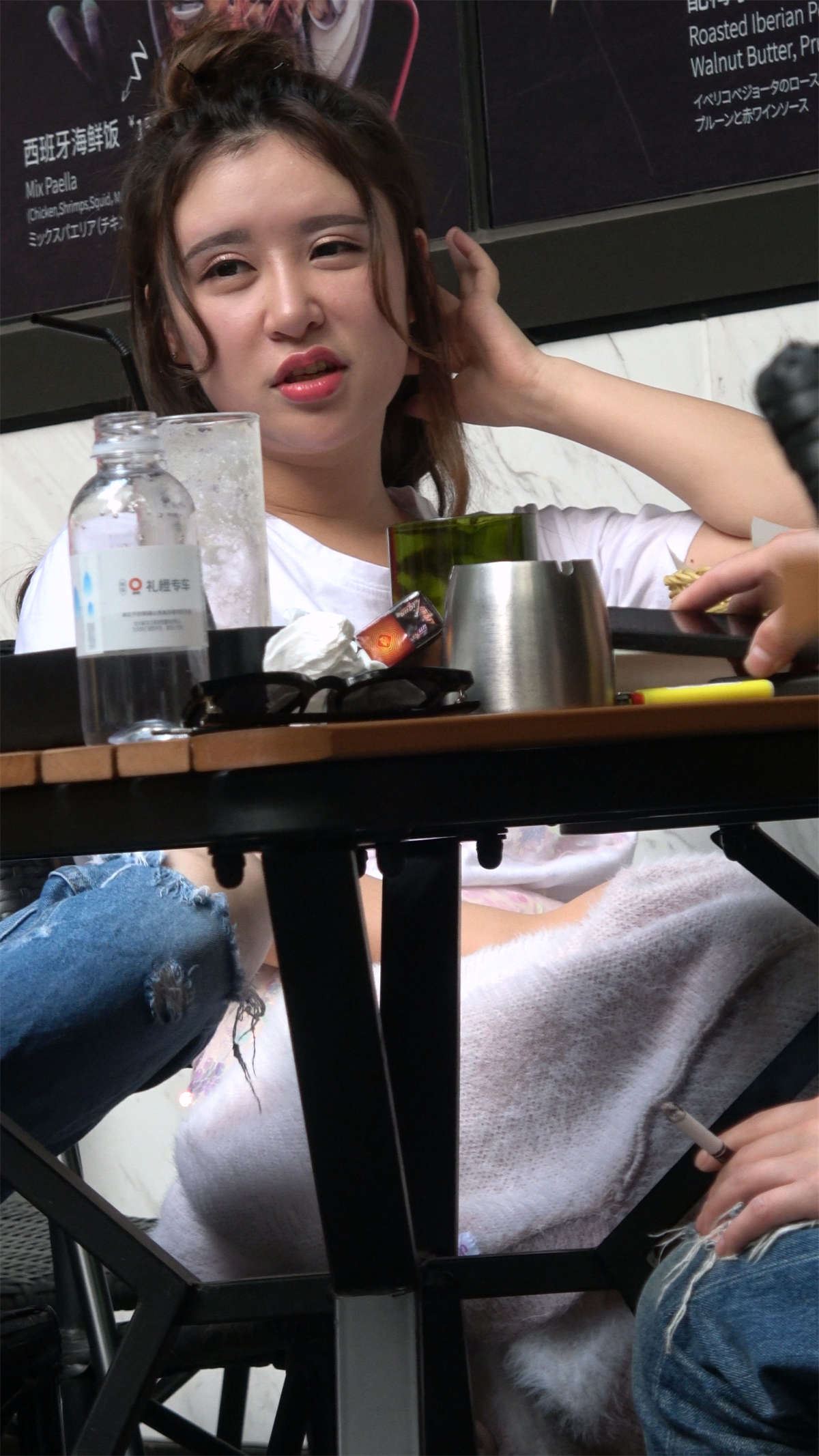 爱拍照的美姐姐