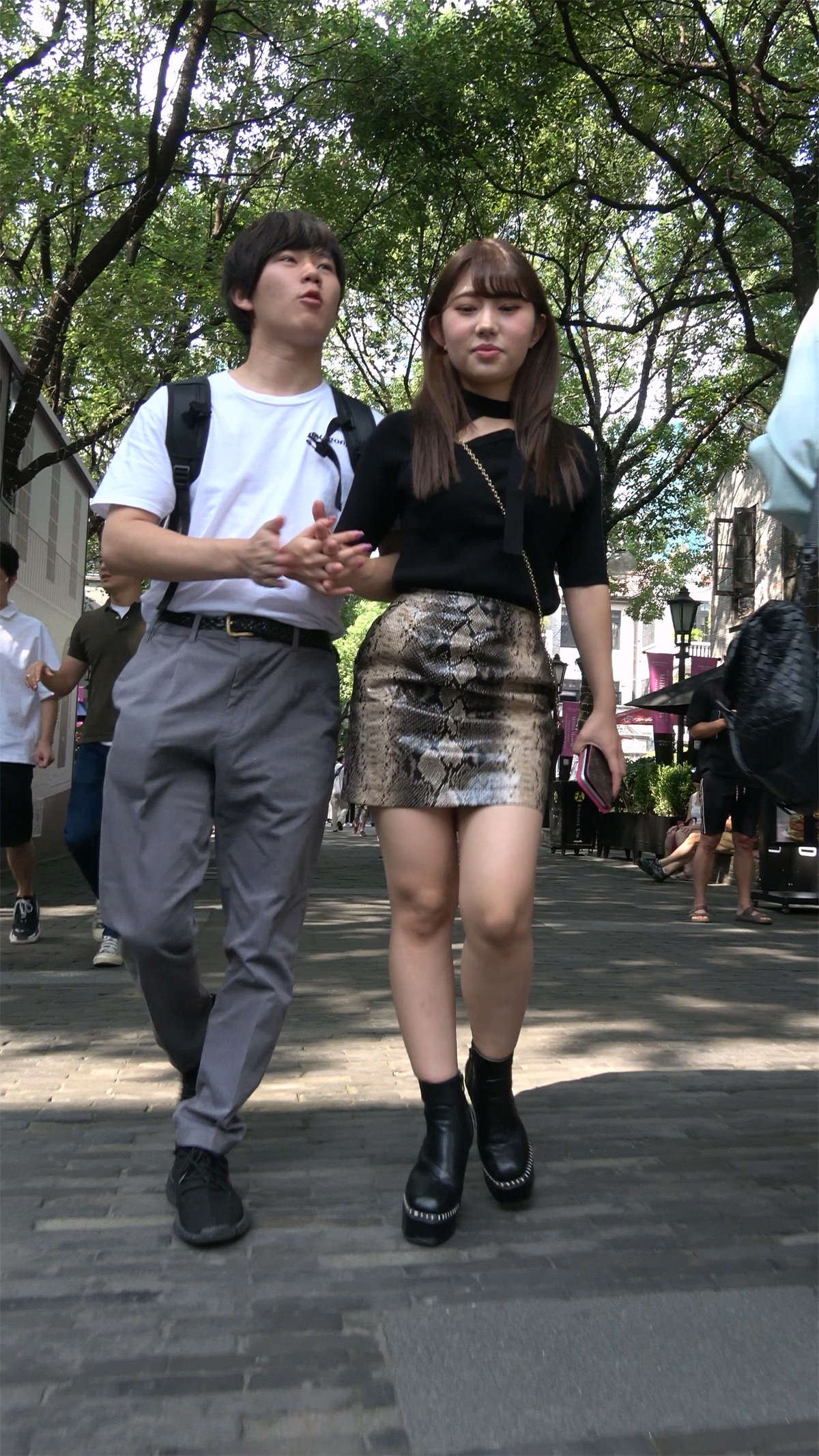 蟒蛇纹短裙美眉