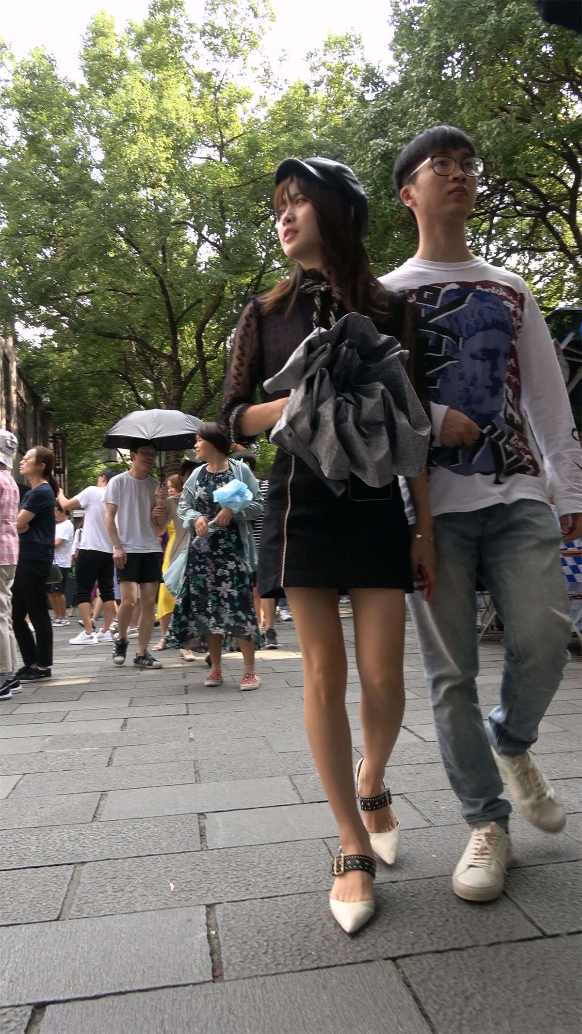黑色蕾丝裙美女