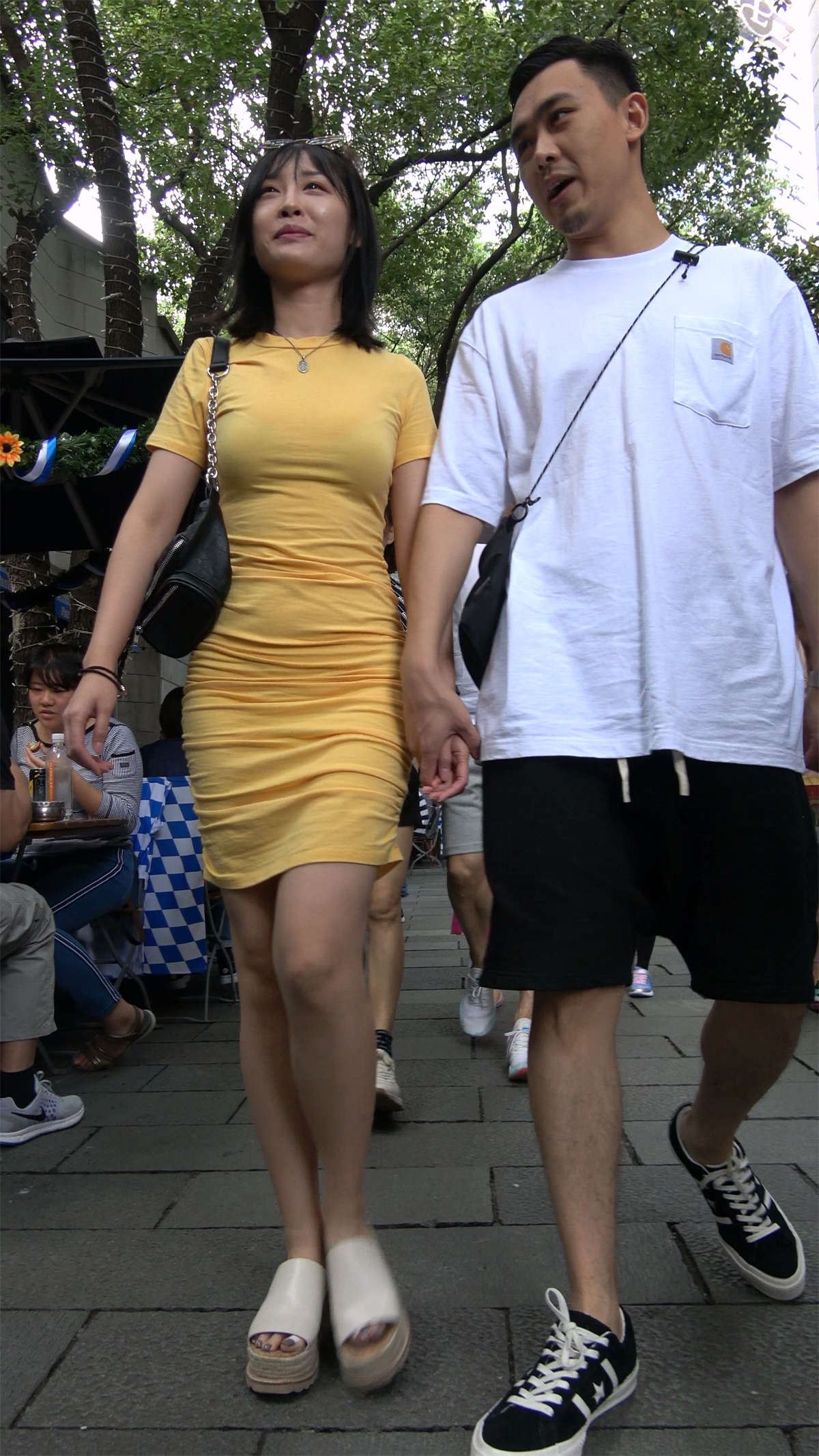黄色包臀裙美女
