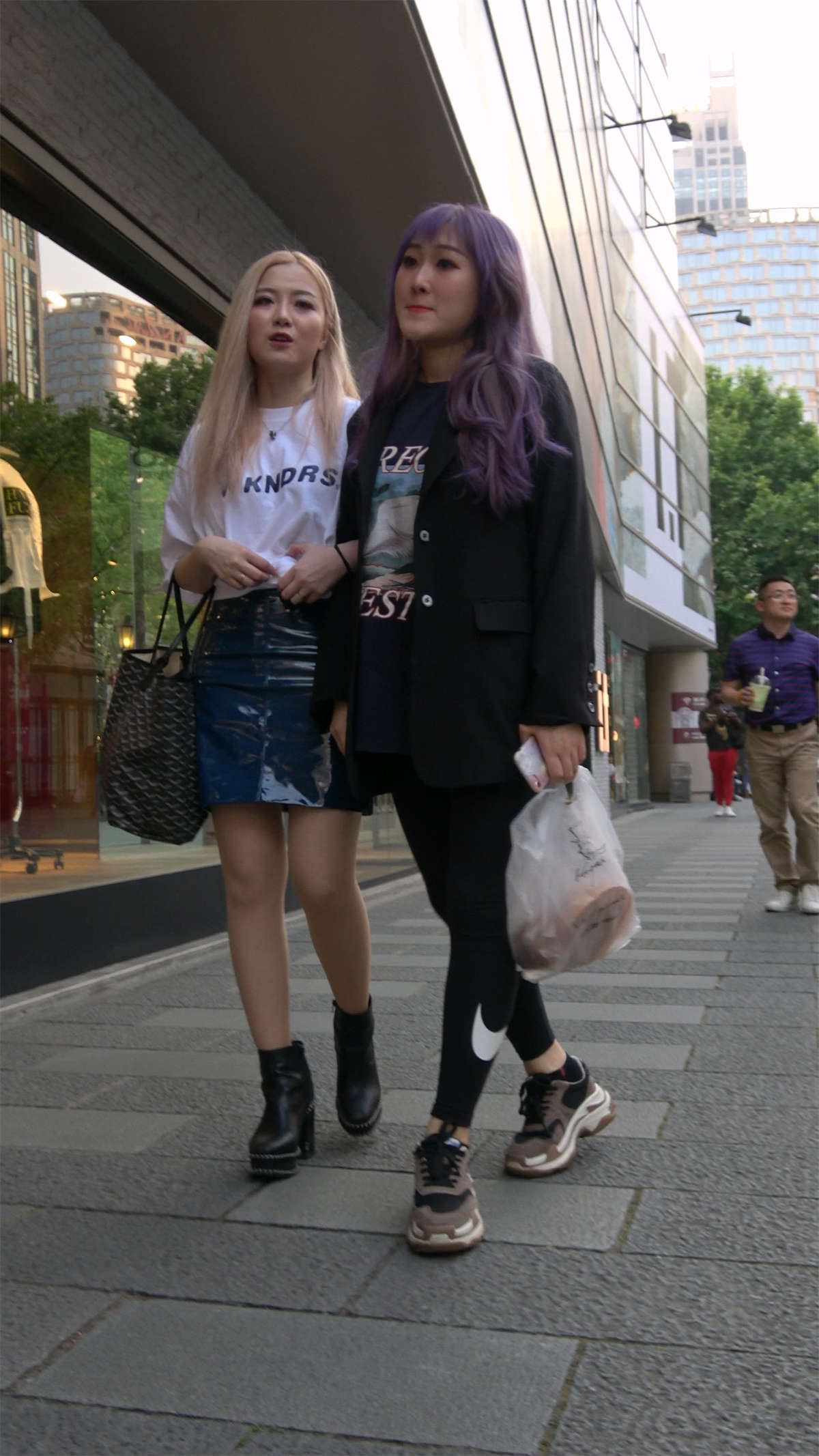黄头发皮短裙妹子