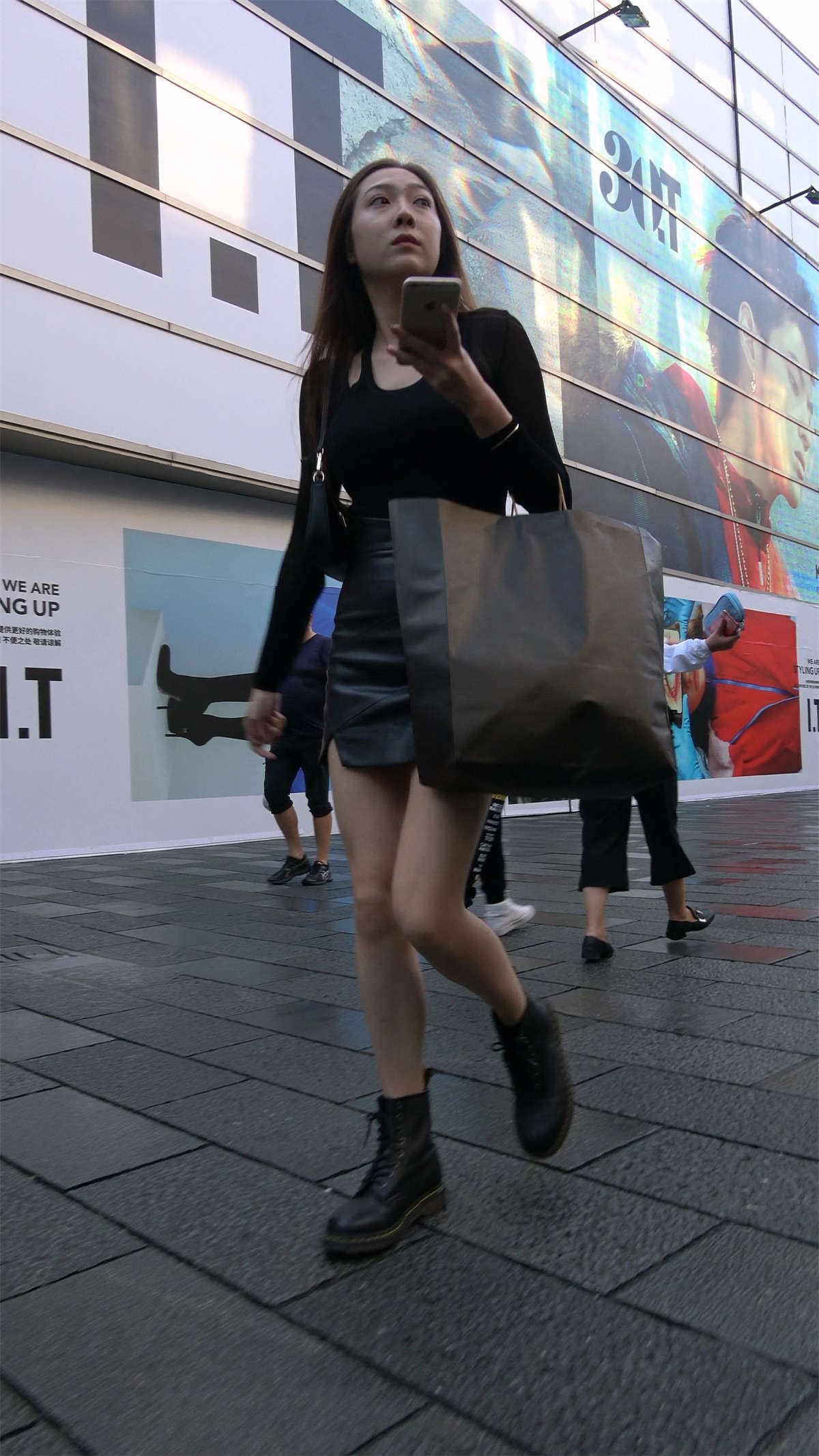 黑色系皮短裙美女