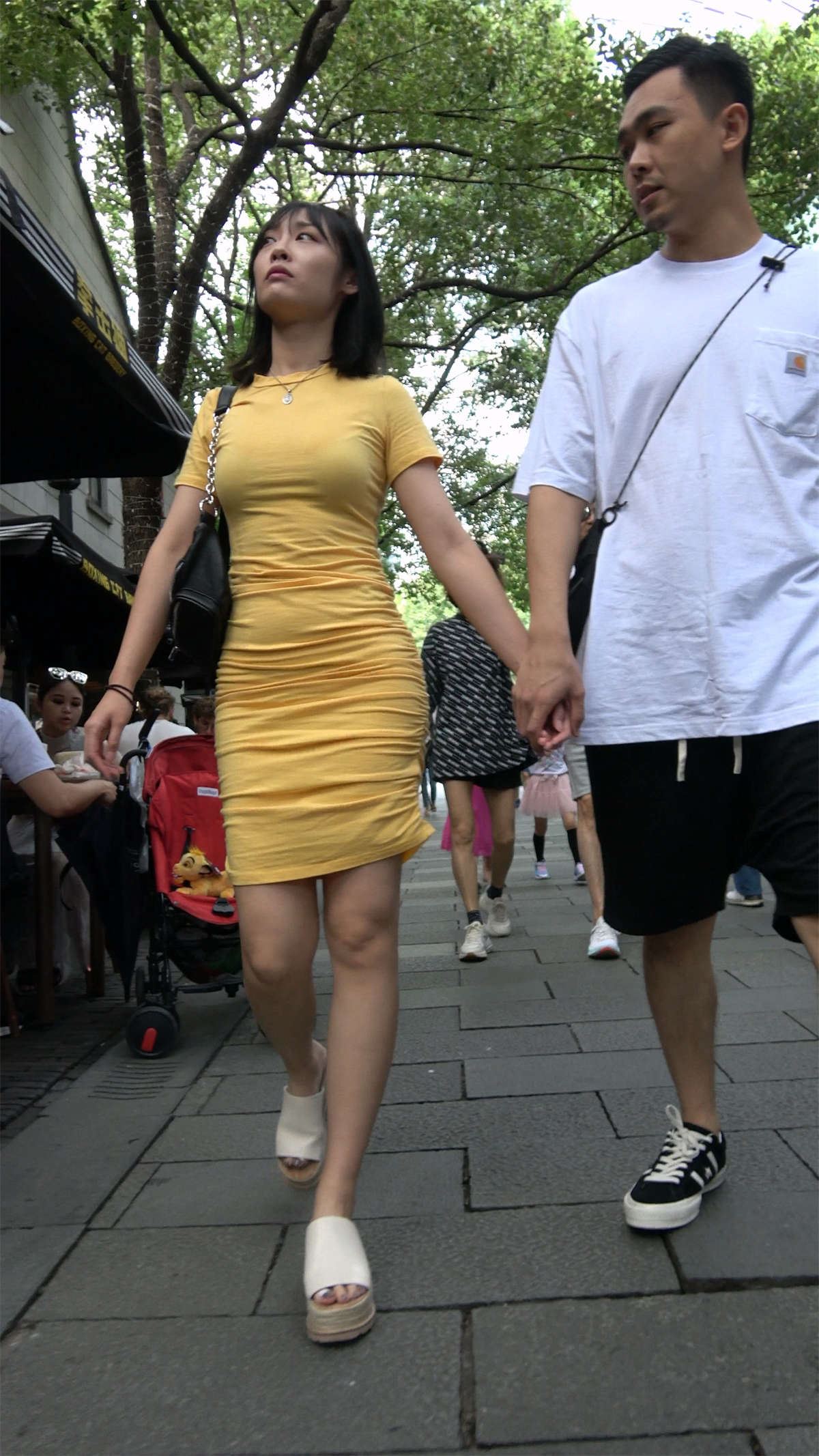 黄色包臀裙美女