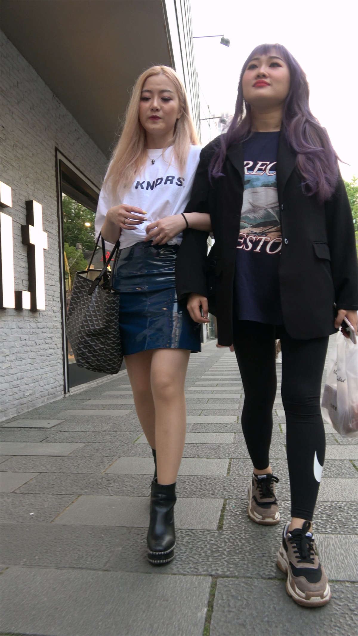 黄头发皮短裙妹子