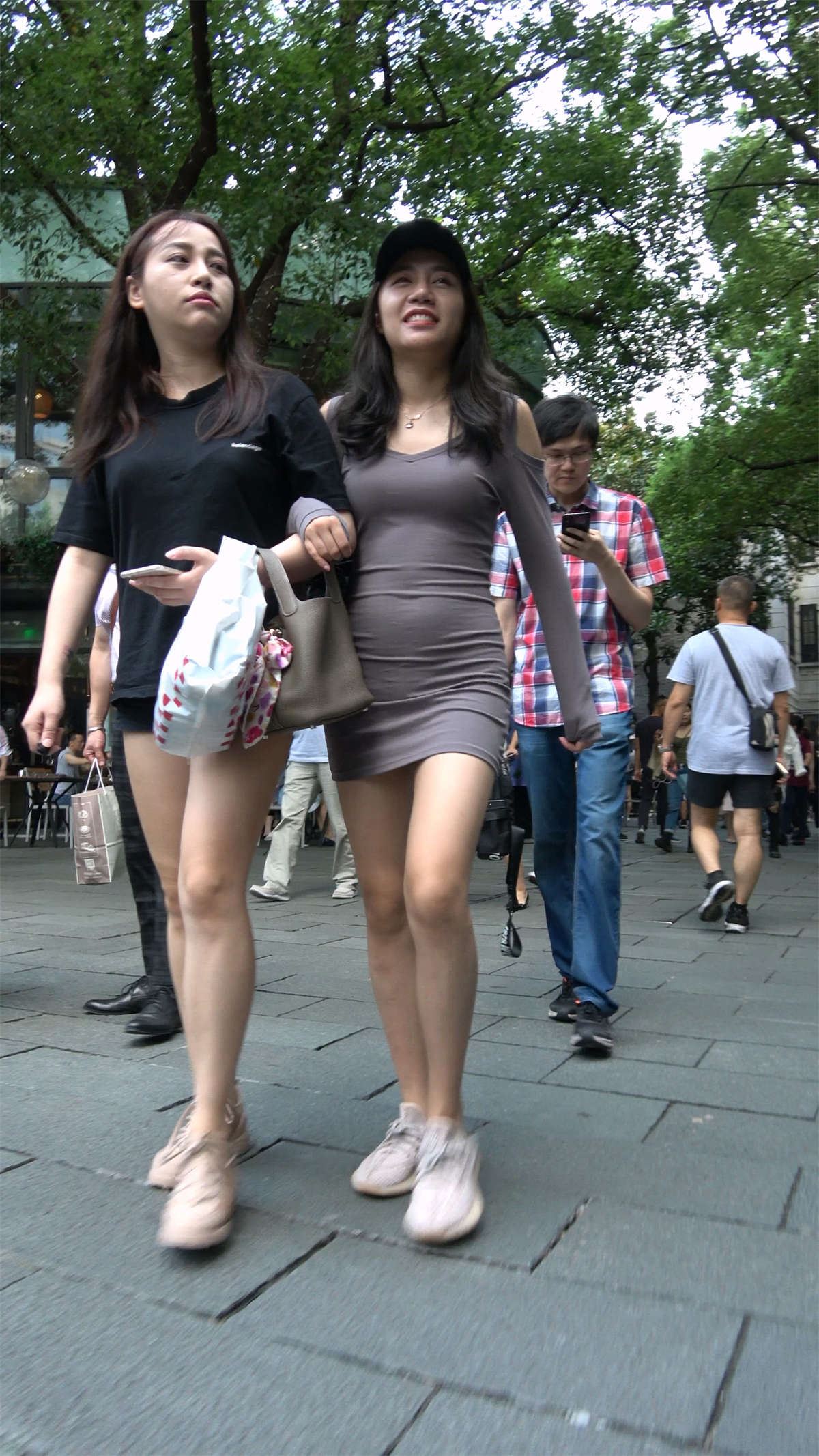 灰色紧身包臀裙美眉