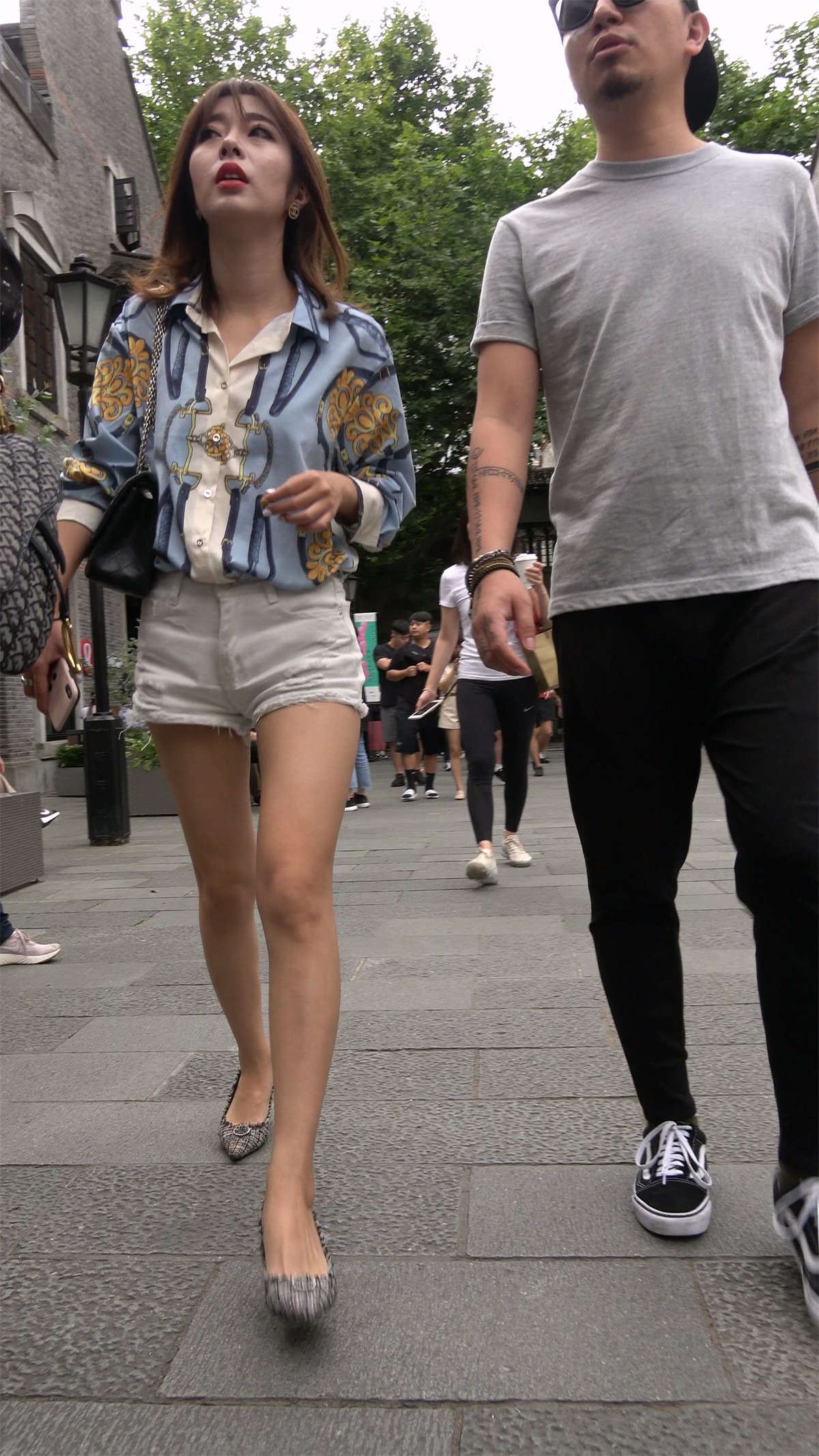 白短热裤尖嘴高跟鞋美女