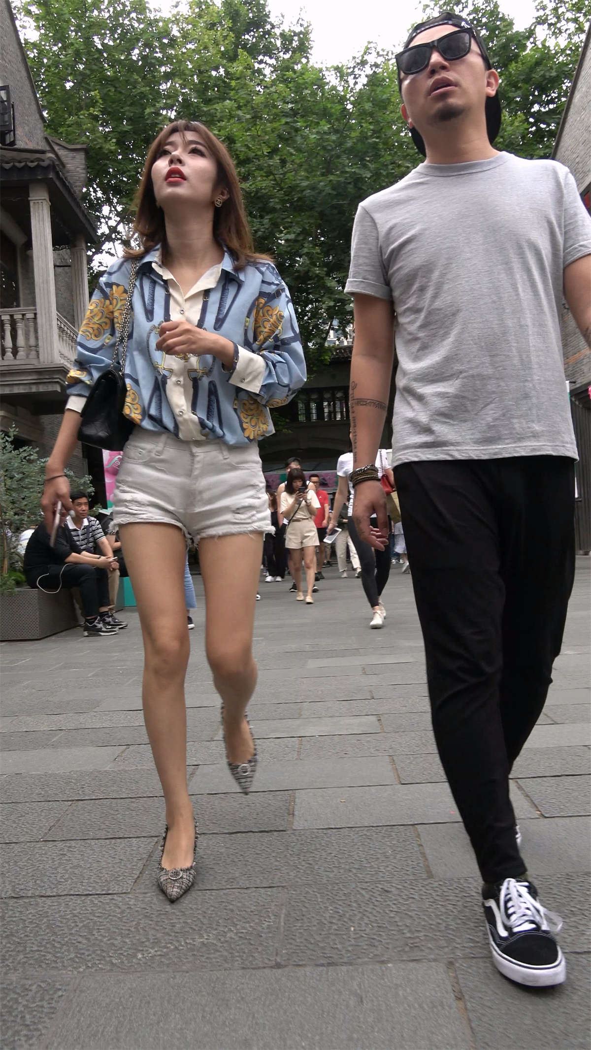 白短热裤尖嘴高跟鞋美女