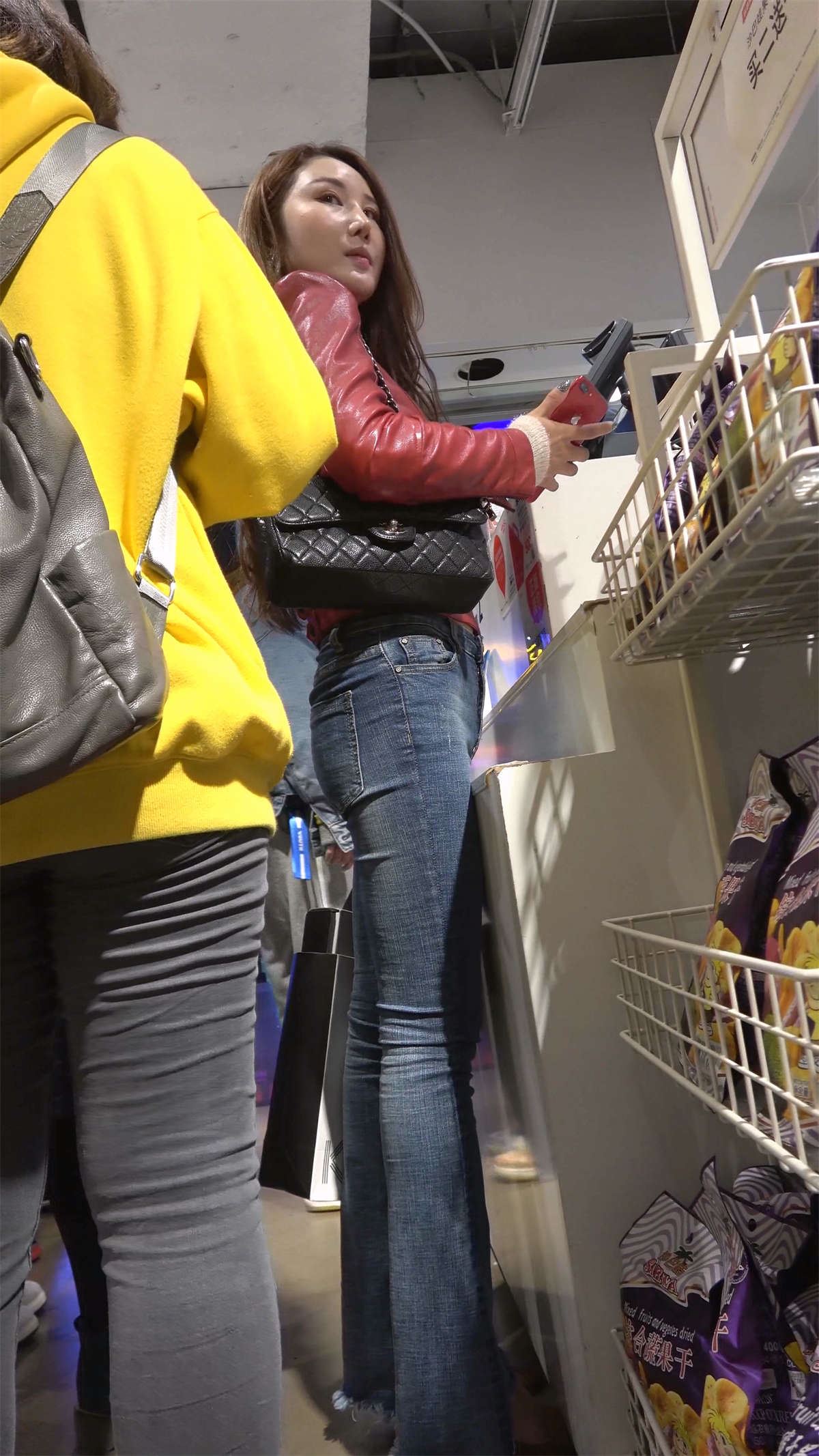 喇叭牛仔裤性感身材成熟美女