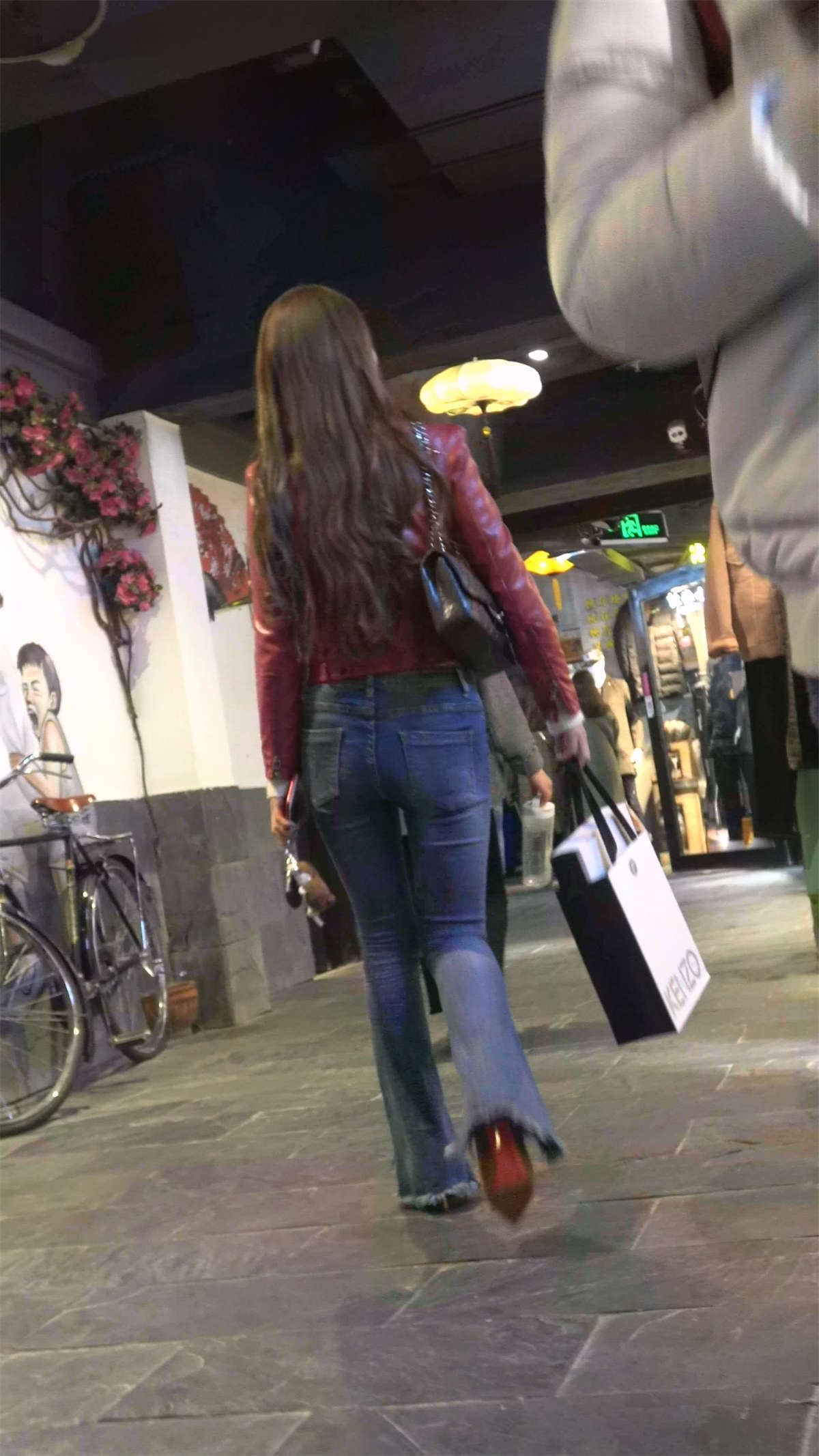 喇叭牛仔裤性感身材成熟美女