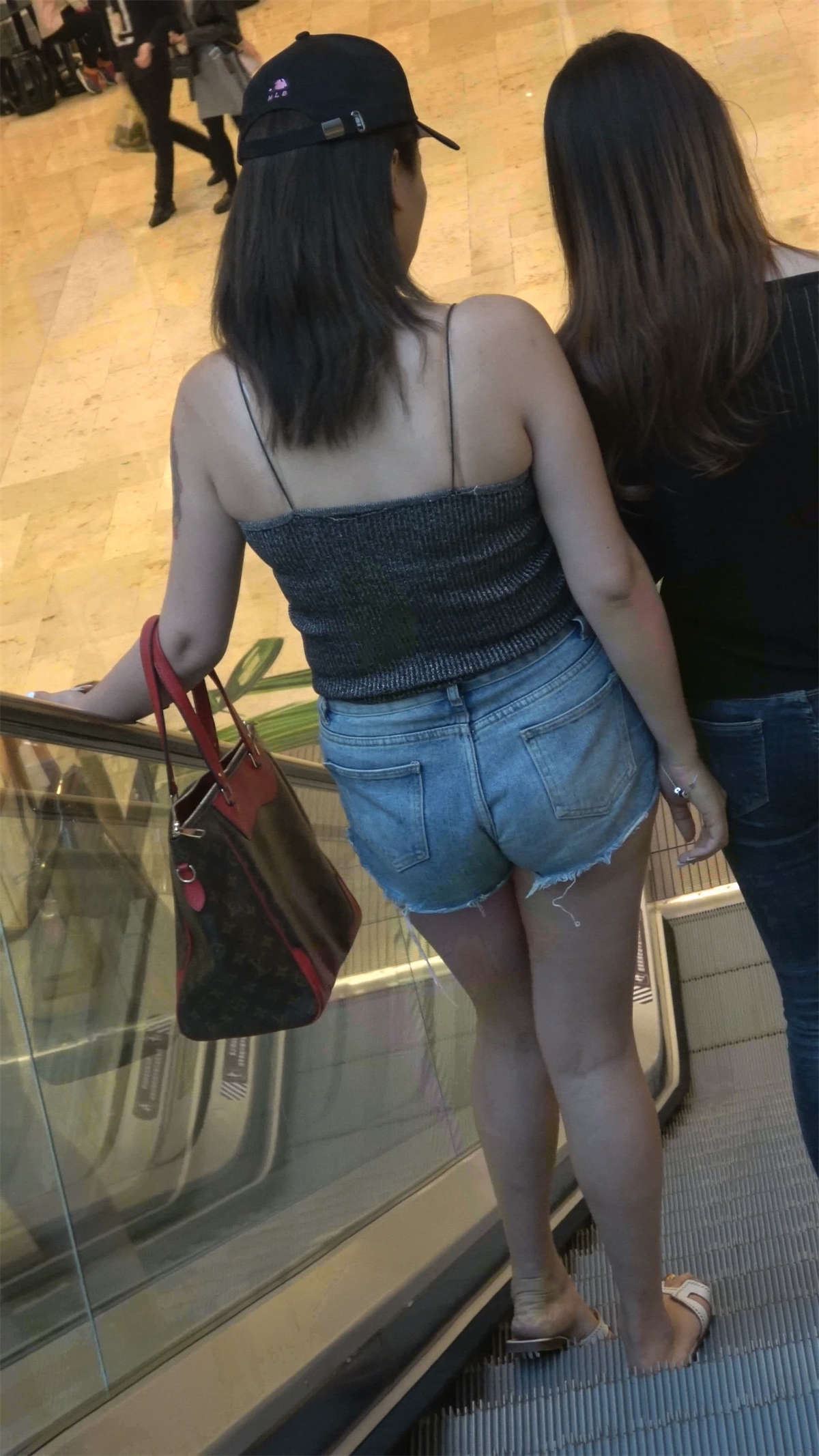 牛仔热裤吊带衫美腿美女