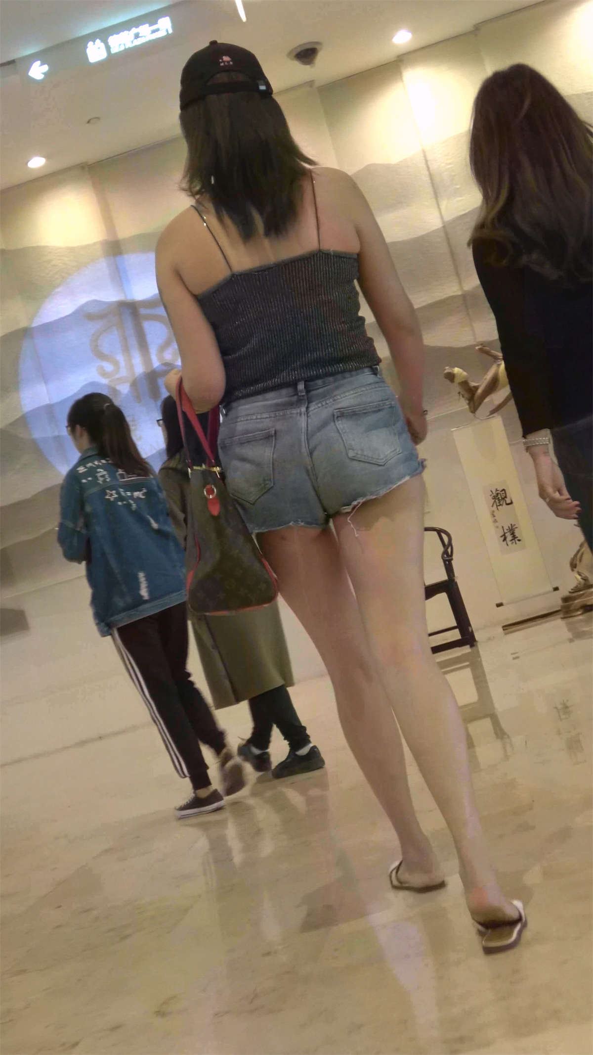 牛仔热裤吊带衫美腿美女
