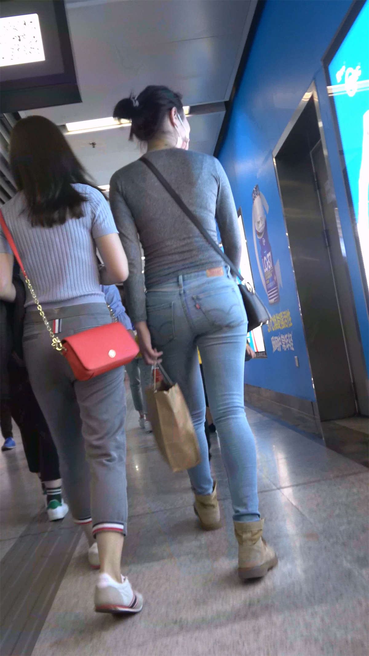 两位紧身蓝牛美眉