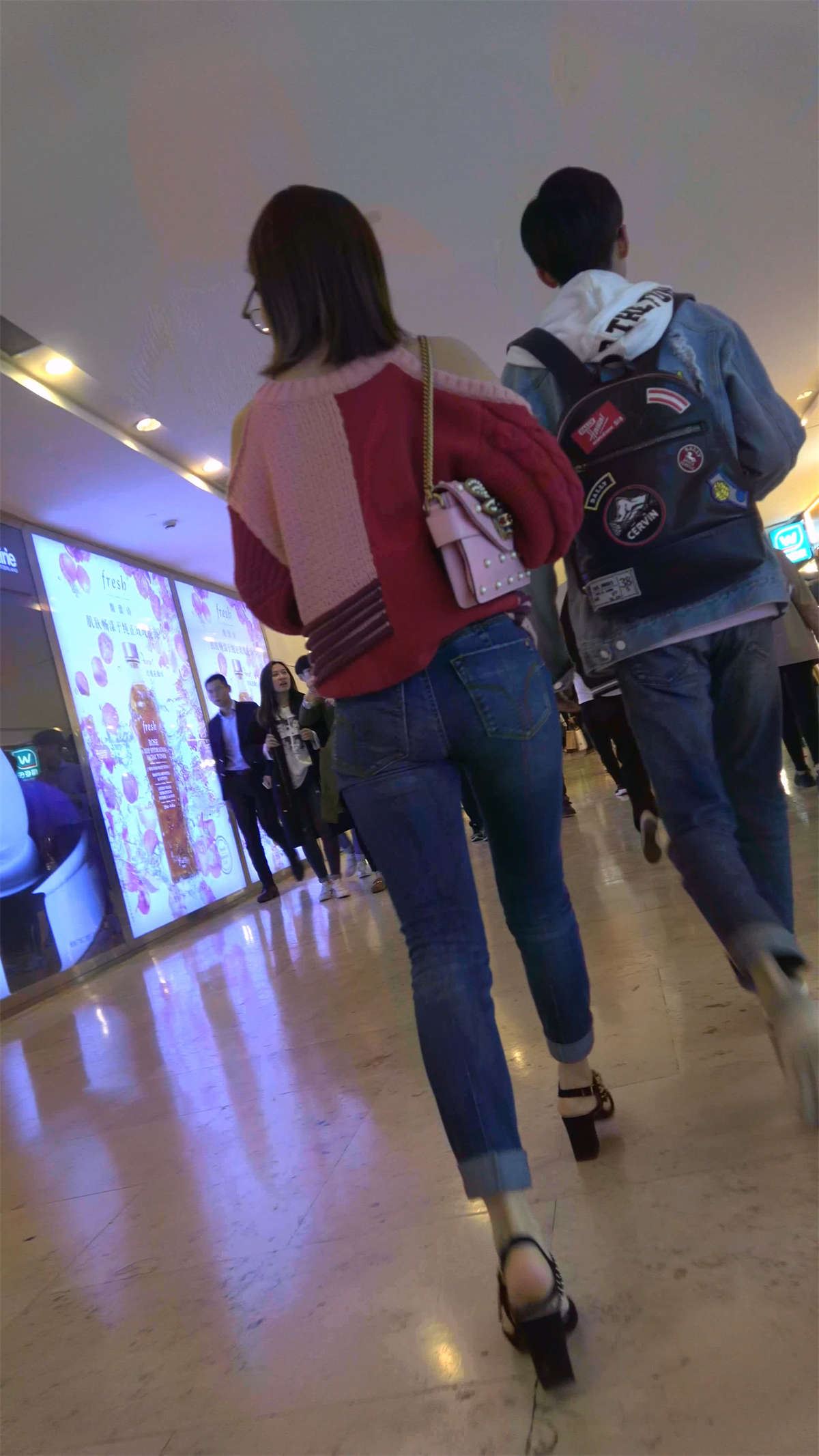 紧身牛仔美眉