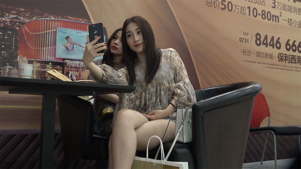 连衣裙凉高美足网红妹纸跟闺蜜自拍