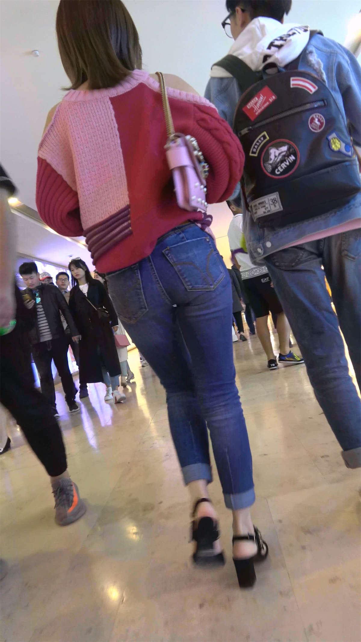 紧身牛仔美眉