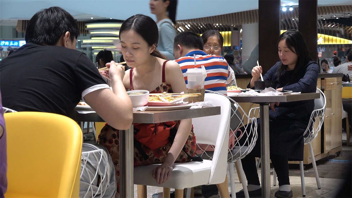 用餐，花色吊带连衣裙