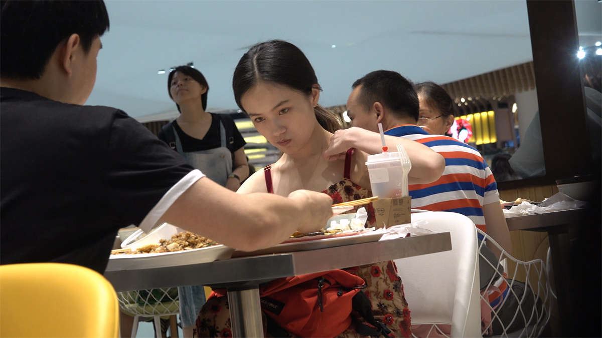 用餐，花色吊带连衣裙