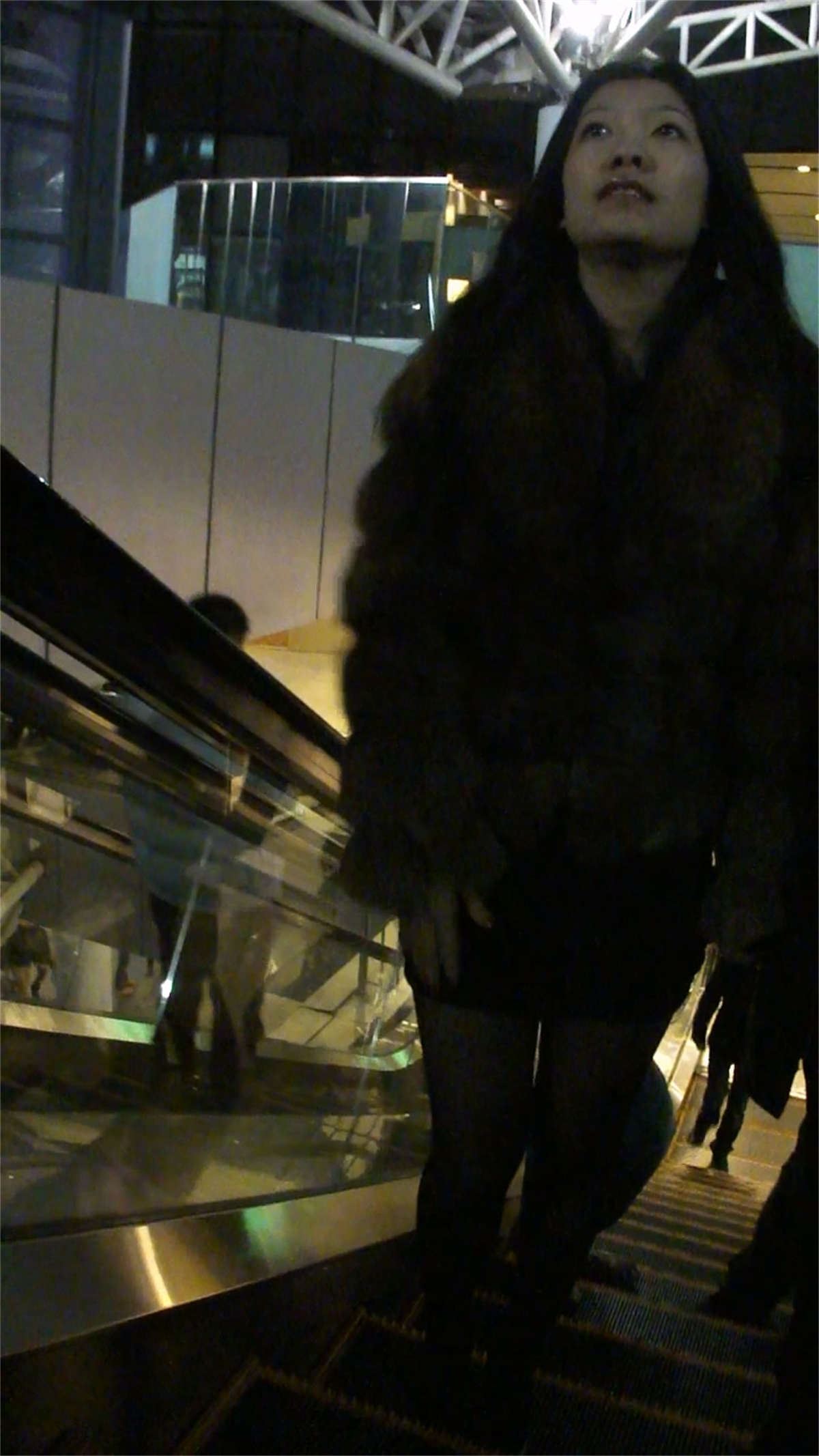 超短紧身包臀裙的黑丝美女